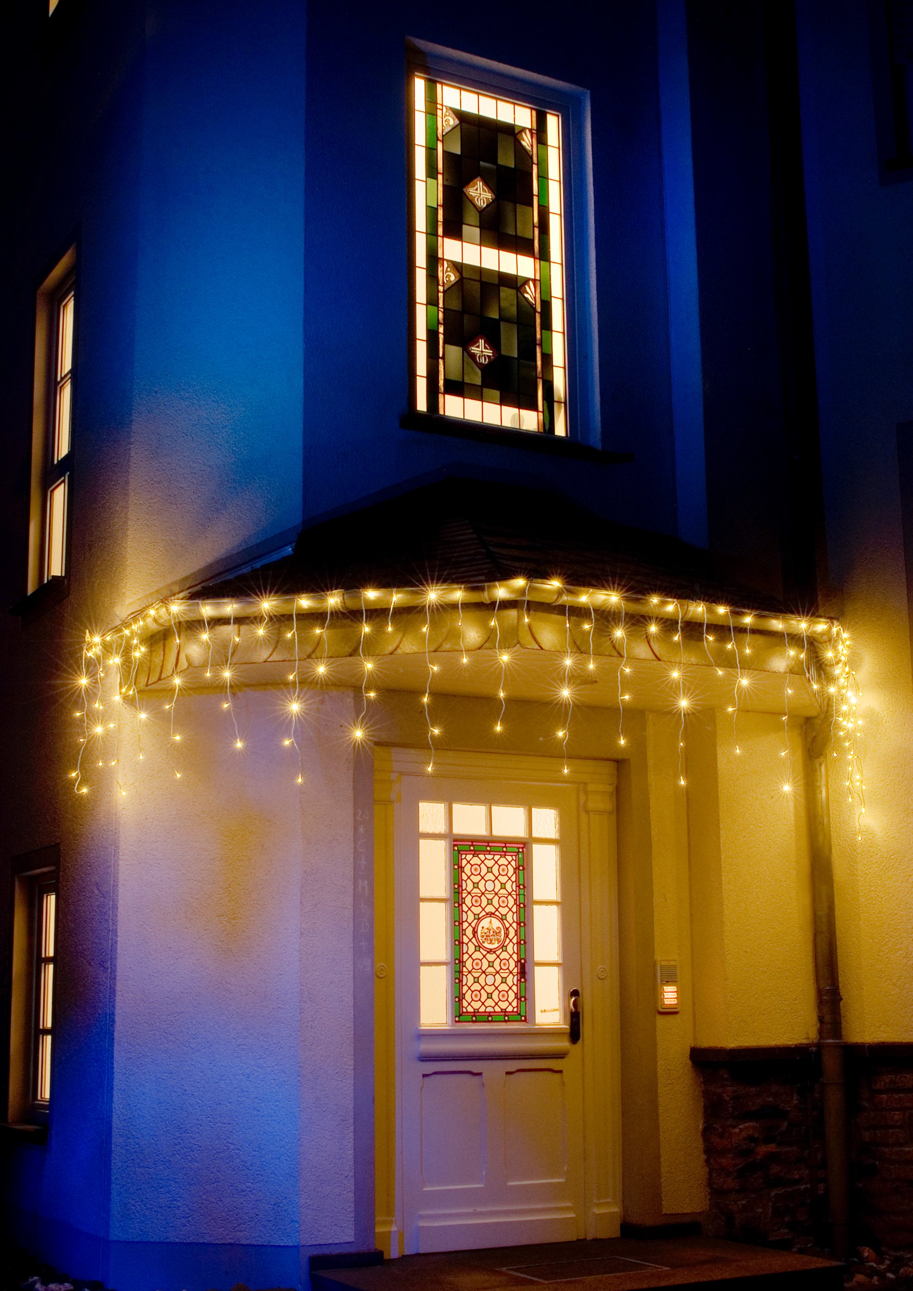 Konstsmide 2733-102 / Tenda di luci LED di pioggia ghiacciata / 200 diodi bianco caldi / 24V trasformatore da esterno/cavo bianco