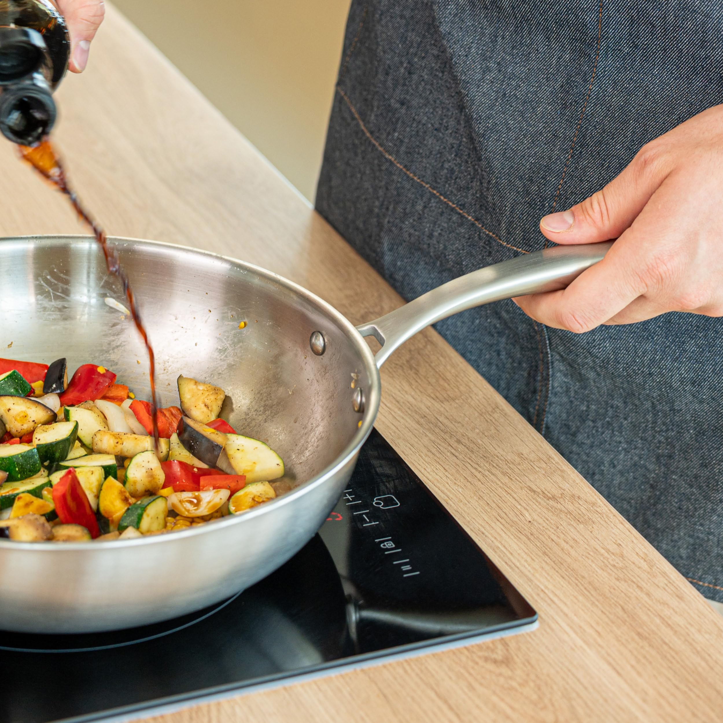 Remoska PROXIMA Pfanne Edelstahlpfanne aus drei Metallschichten Induktion Ofenfest 220 °C Spülmaschinenfest Hergestellt in der Tschechischen Republik (WOK 28 cm)