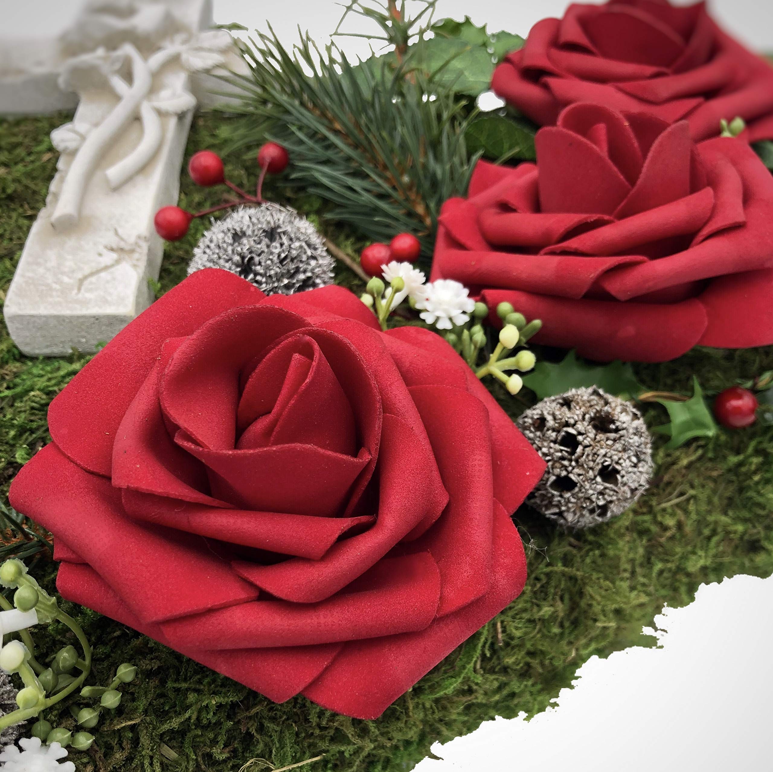 Grabgesteck Grabschmuck Grabaufleger Moosherz Grabherz Trauerherz Grab Herz Gesteck Rosen mit Kreuz (Rosen Rot)