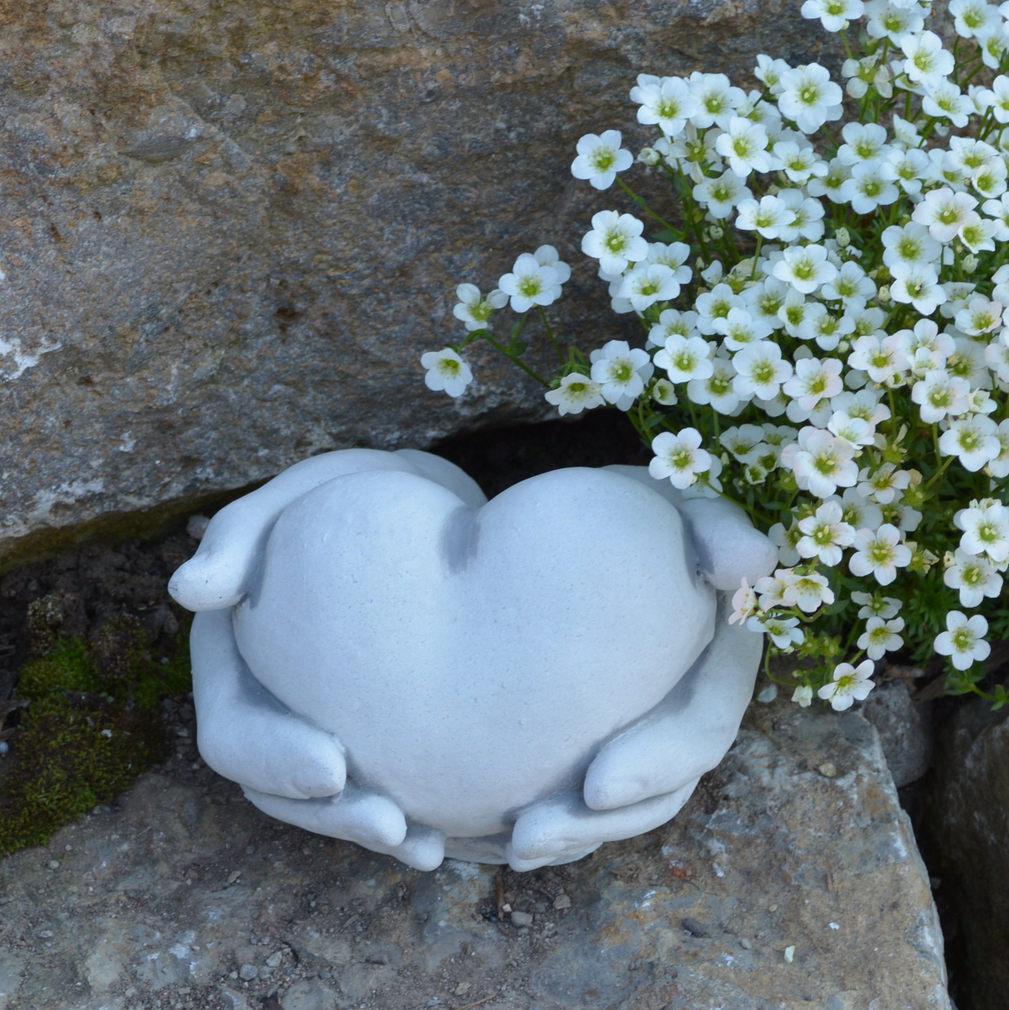 gartendekoparadies.de Herz in Hand Skulptur aus Steinguss, Grau, Frostsicher, H. 10 cm, 3 kg