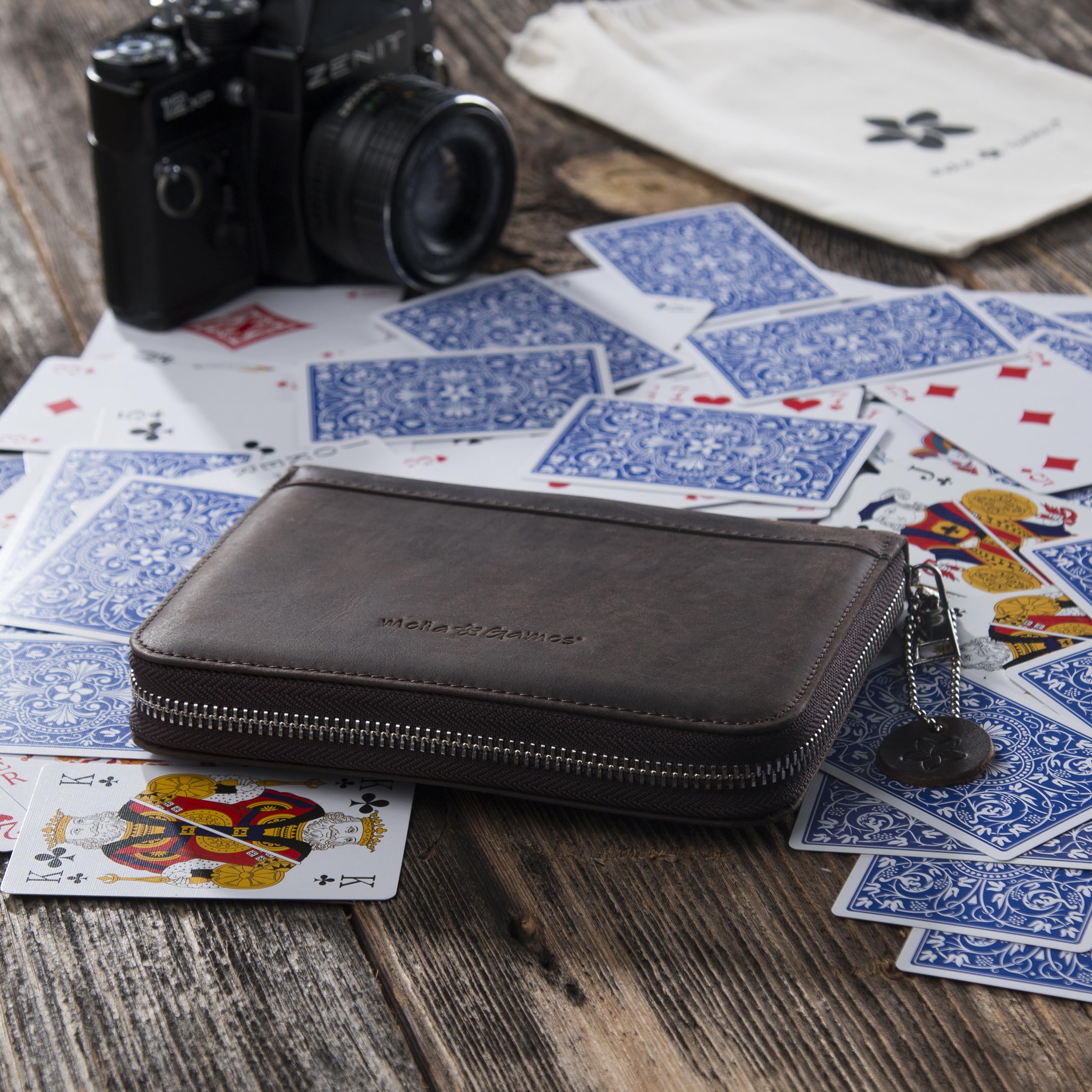 B-Ware Spielkarten Set Deluxe - Hochwertiges Karten-Etui aus feinstem Leder - komplettes Set inklusive 2 Spielkartendecks, Notizblock und Bleistift (Dark Brown) - OPTISCHE MÄNGEL
