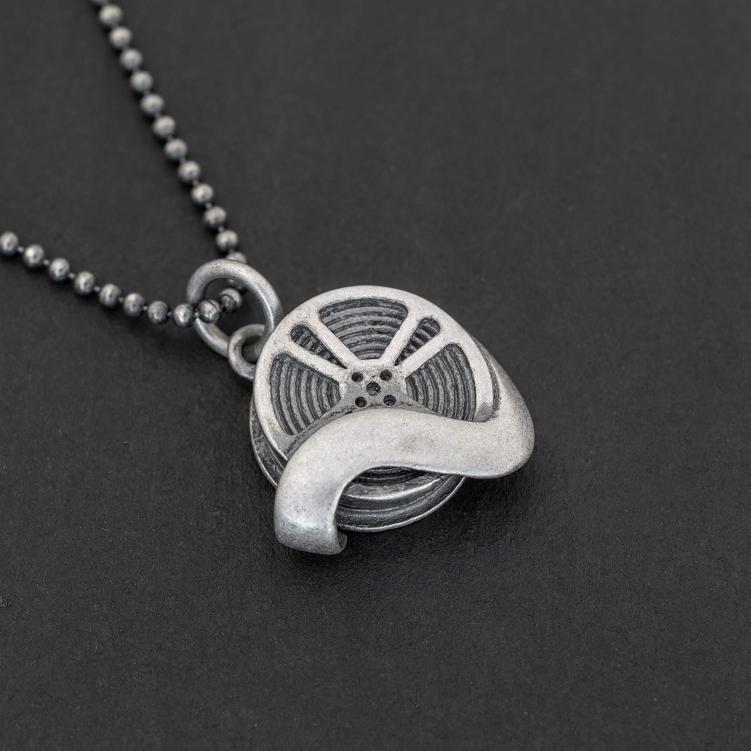 Ciondolo Bobina di Pellicola Ossidata da Uomo in Argento Sterling - Cattura la Magia del Cinema - Perfetto per Amanti del Cinema, Registi e Sognatori di Hollywood - Handmade by Emmanuela