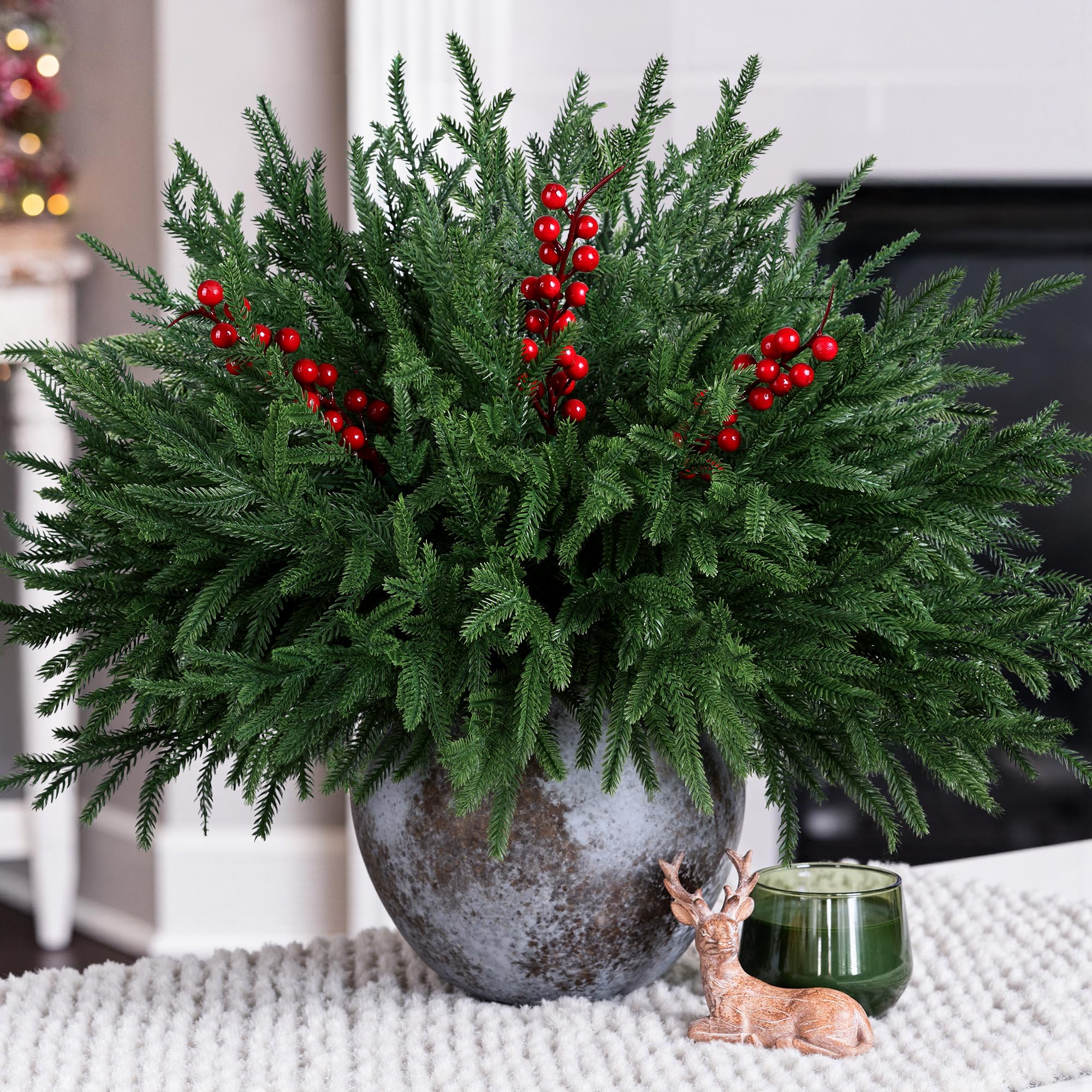 HyeFlora Norfolk-Kieferstiele mit roten Beeren, 48,3 cm, künstliche Tannennadeln, künstliche Zedernkiefern, grüne Zweige für Vasen, Kränze, Girlanden, Heimdekoration, 15 Stück