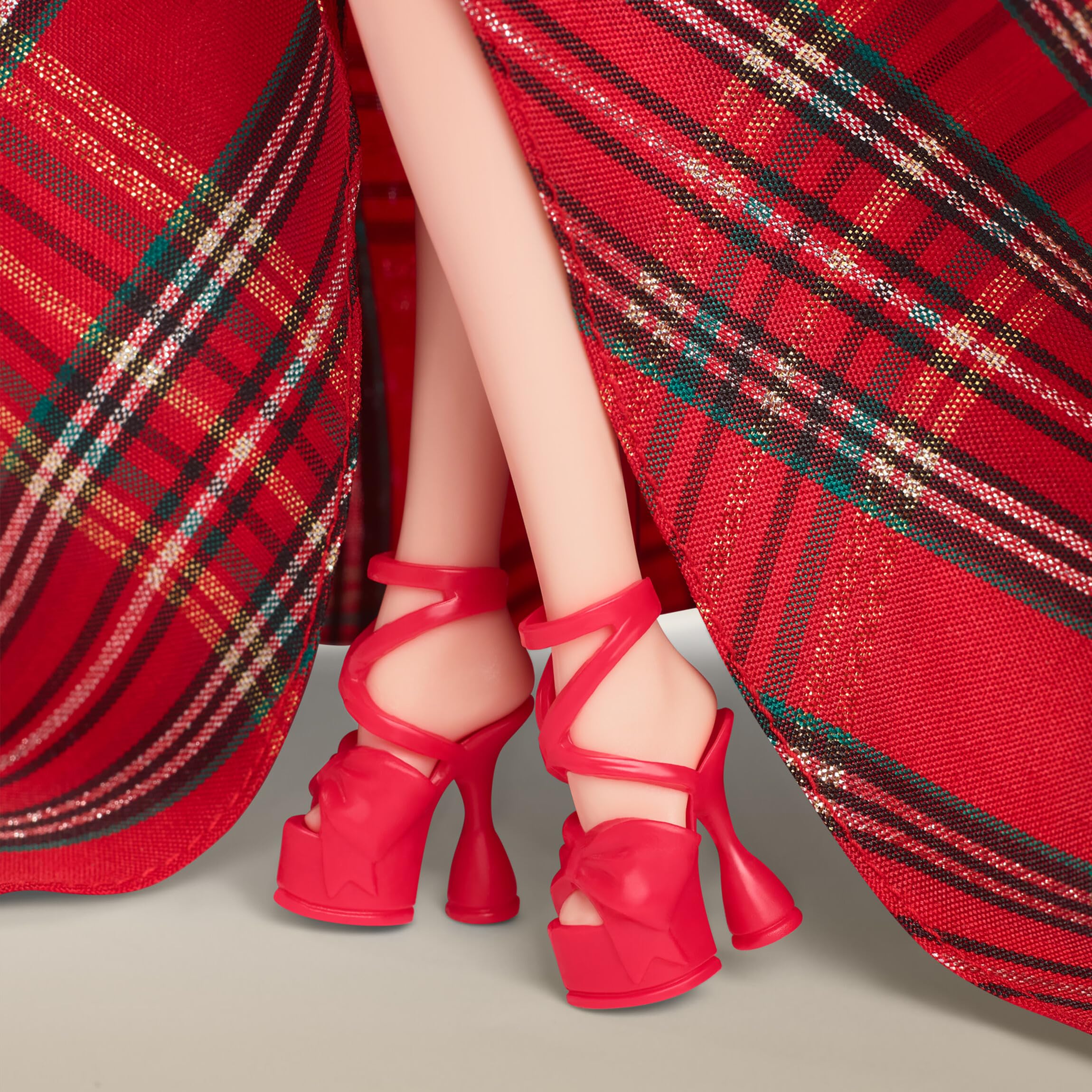 Barbie Signature Doll, 2024 Holiday Blonde Fashion Doll con abito e gonna a quadri, regalo stagionale da collezione in confezione da esposizione, HRM65