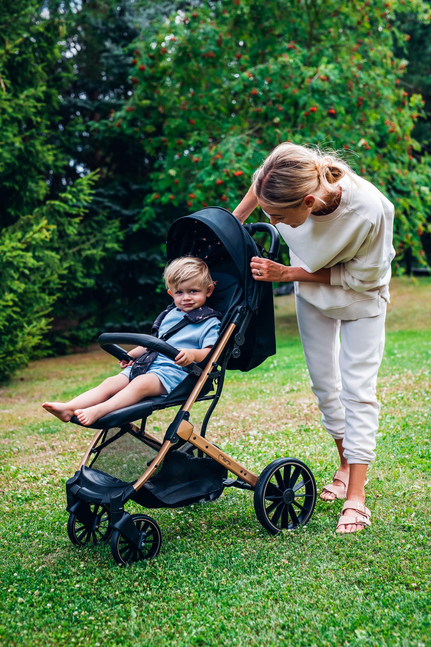 MoMi ESTELLE LIGHT PLUS Passeggino a partire da 6 mesi (fino a 22 kg), pieghevole con cintura di sicurezza a 5 punti, cestino porta spesa e funzione di apertura, manico telescopico per il traino
