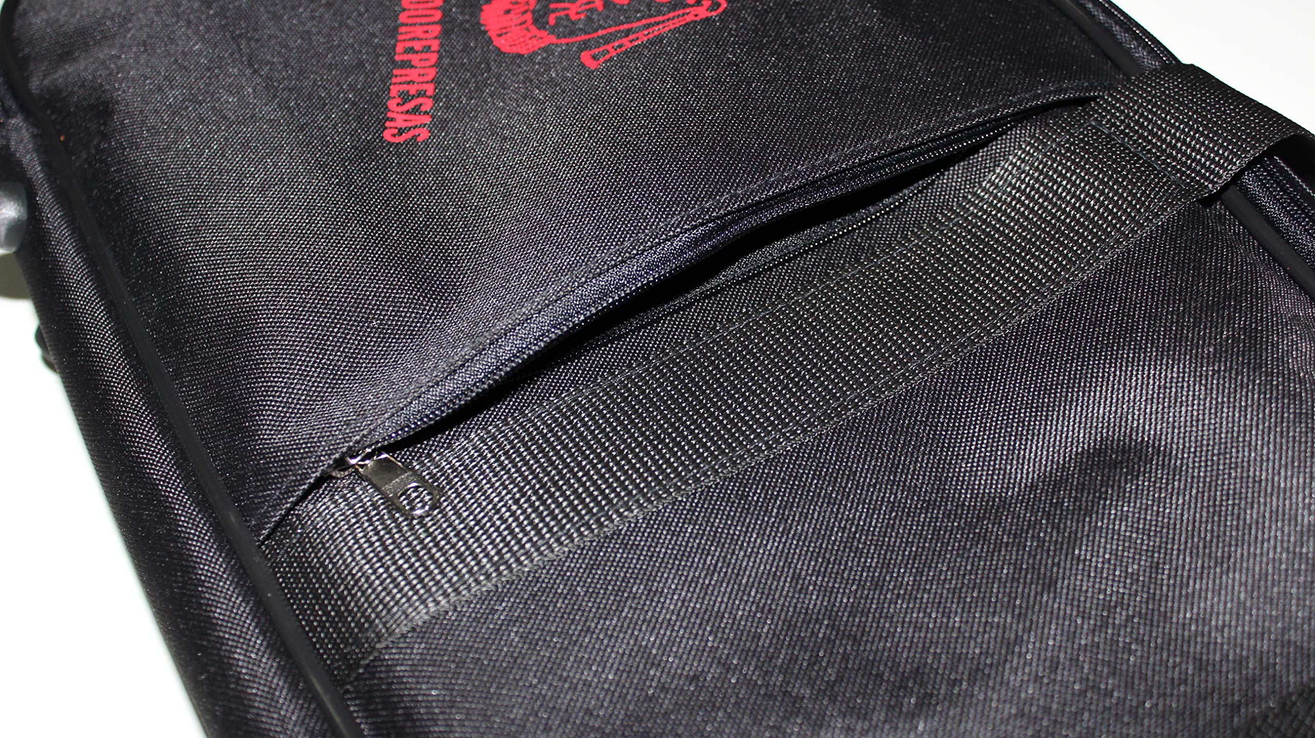 Estuche acolchado para el transporte de la gaita. El instrumento entra separando el ronco entre la prima y la segunda.