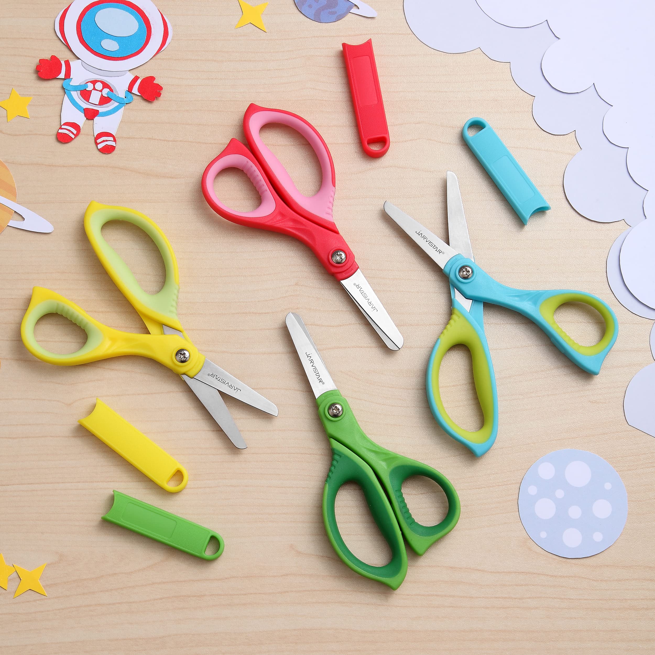 JARVISTAR Tijeras para Niños: Paquete de 4 Escolares de Seguridad Con Hojas Redondeadas y Cubierta Protectora - Artesanales y de Papel 13 cm (Verde/Azul/Amarillo/Rojo)
