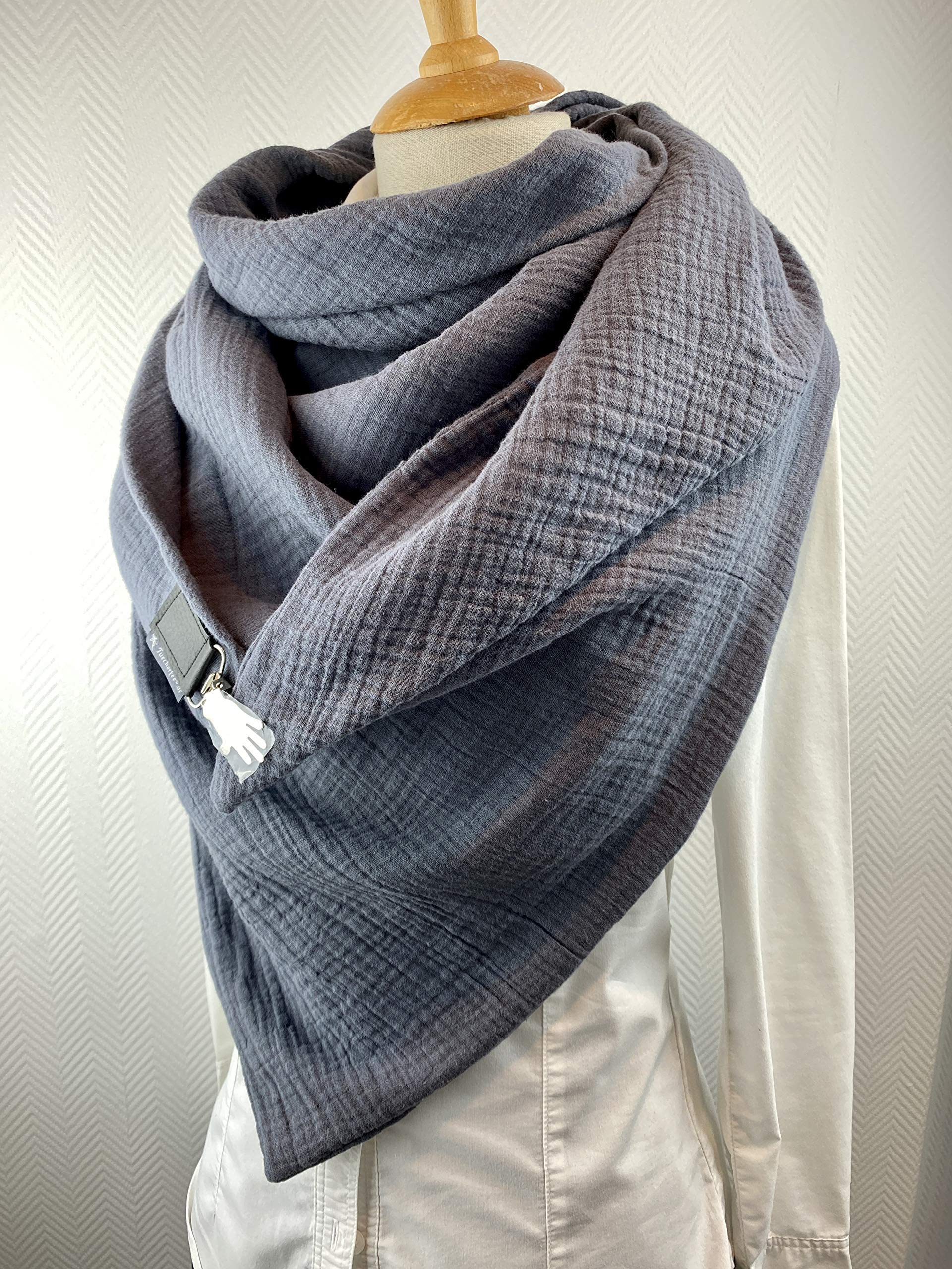 Handgemachter XXL Dreiecksschal Damen – Wendbarer Musselin Wickelschal Uni Dunkelgrau – Tuecherfee Schal mit Clipverschluss als Schal, Stola oder Schalkragen