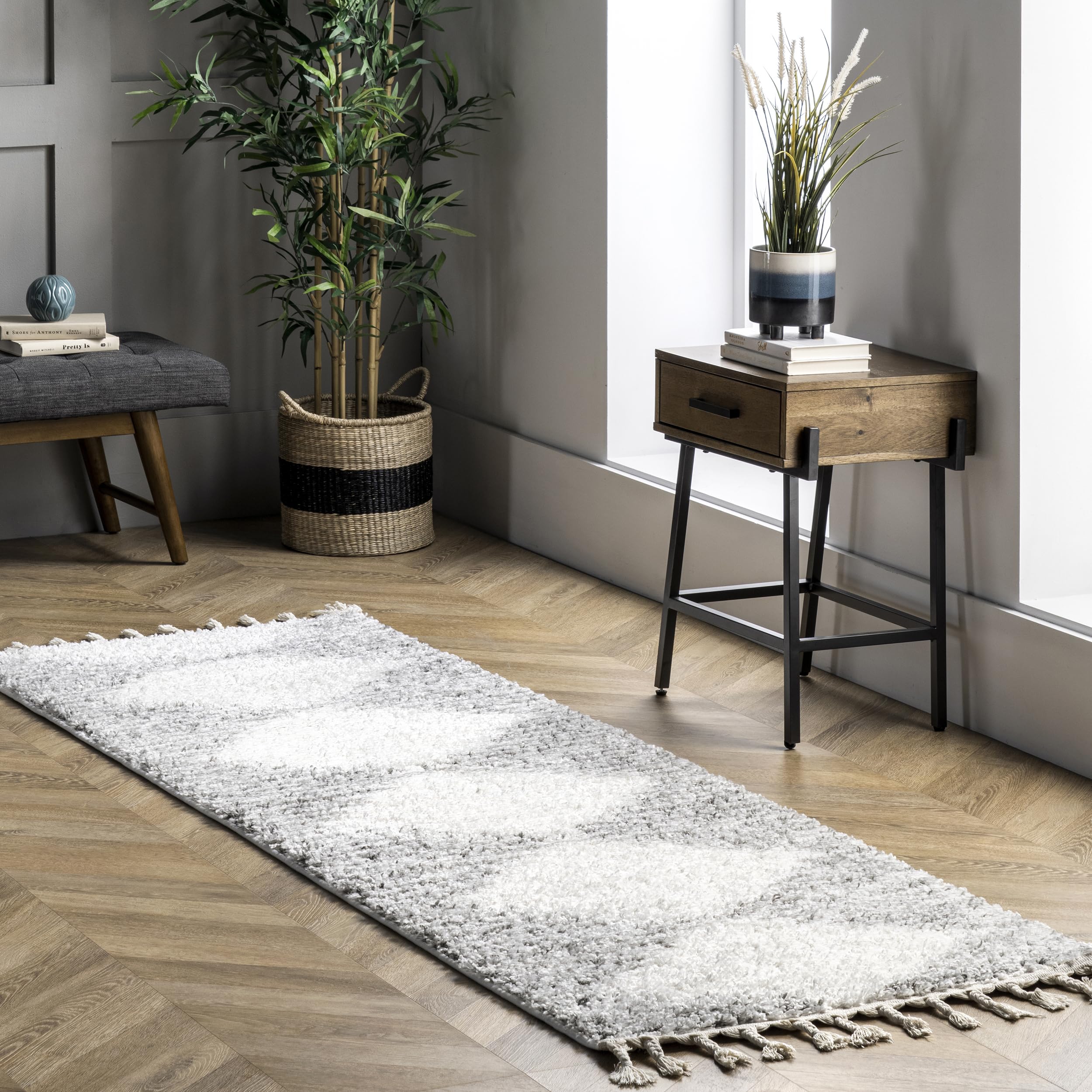 Tapis de couloir moderne blanc et ivoire nuLOOM Bria style berbère à pompons