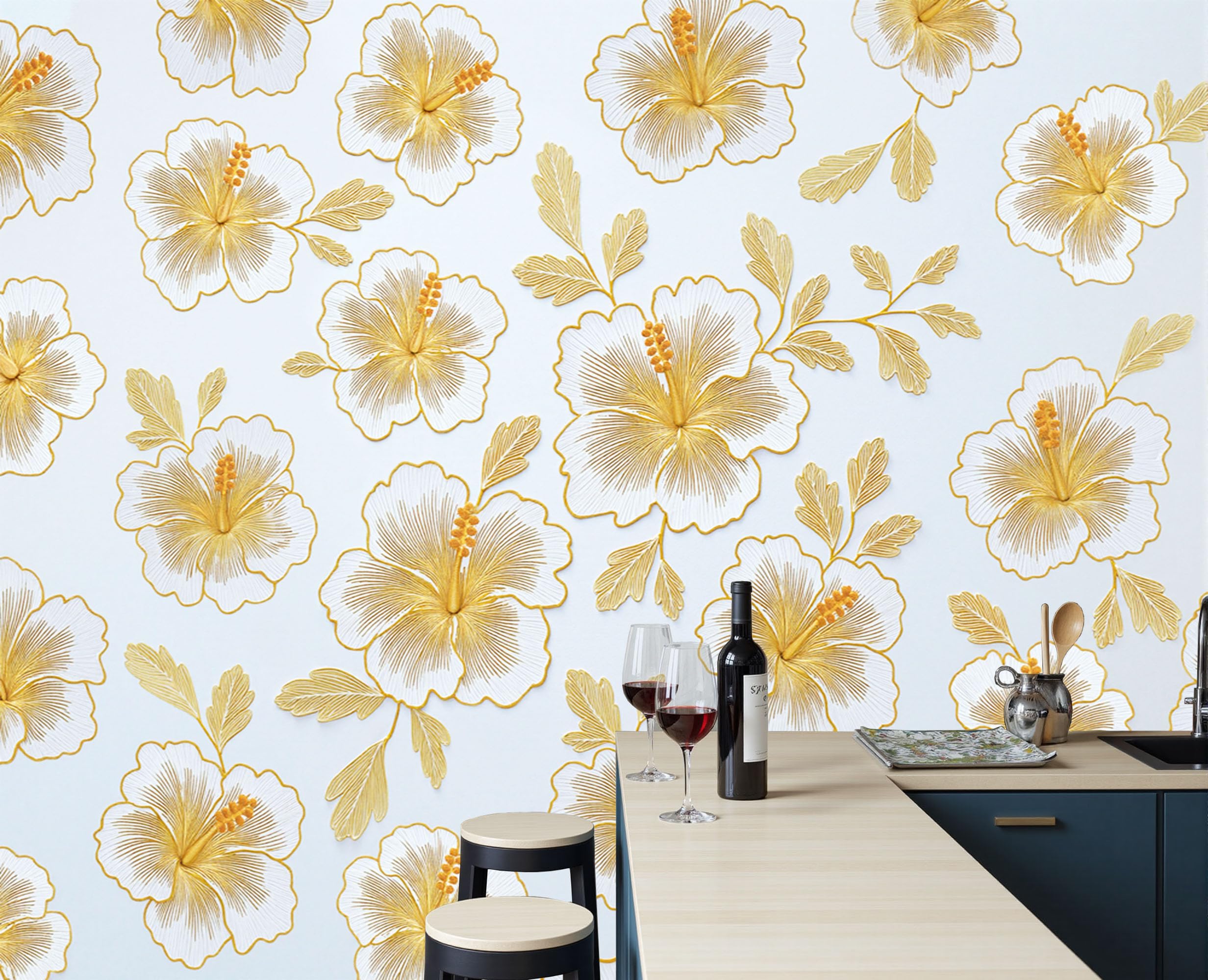 Papier peint hibiscus doré pour créer un fond mural TV élégant dans le salon