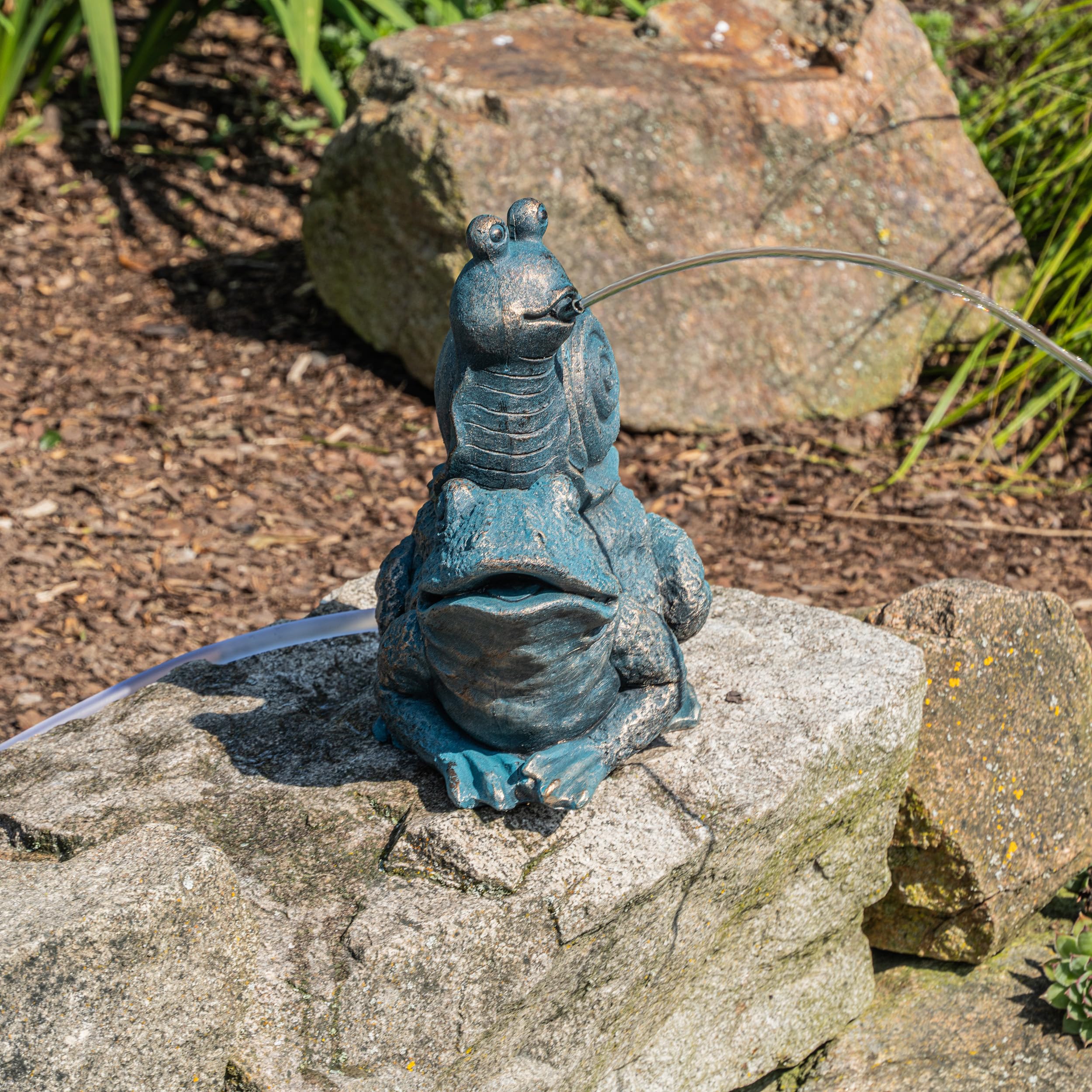 Esotec Solar Wasserspeier Komplettset, Max und Moritz, Frosch mit Schnecke, Gartenteich Wasserspiel, Vogeltränke, Gartenbrunnen mit Solarpumpe, H=26,5cm 101684