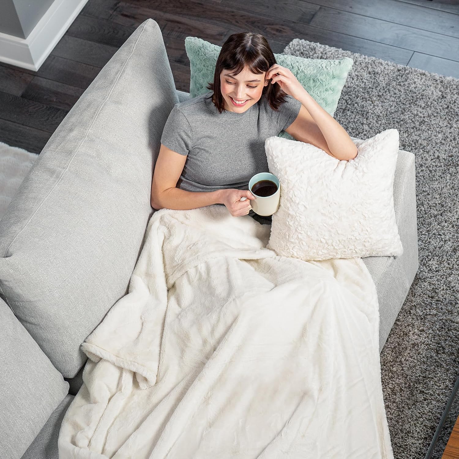 Northwest HGTV Super Luxe Faux Fur Throw Blanket, Ultra Soft Decorative Layer for Couch, Bed, or Chair, Cozy Plush Blanket for Home or Gift, 50 x 70 inches, Ivory