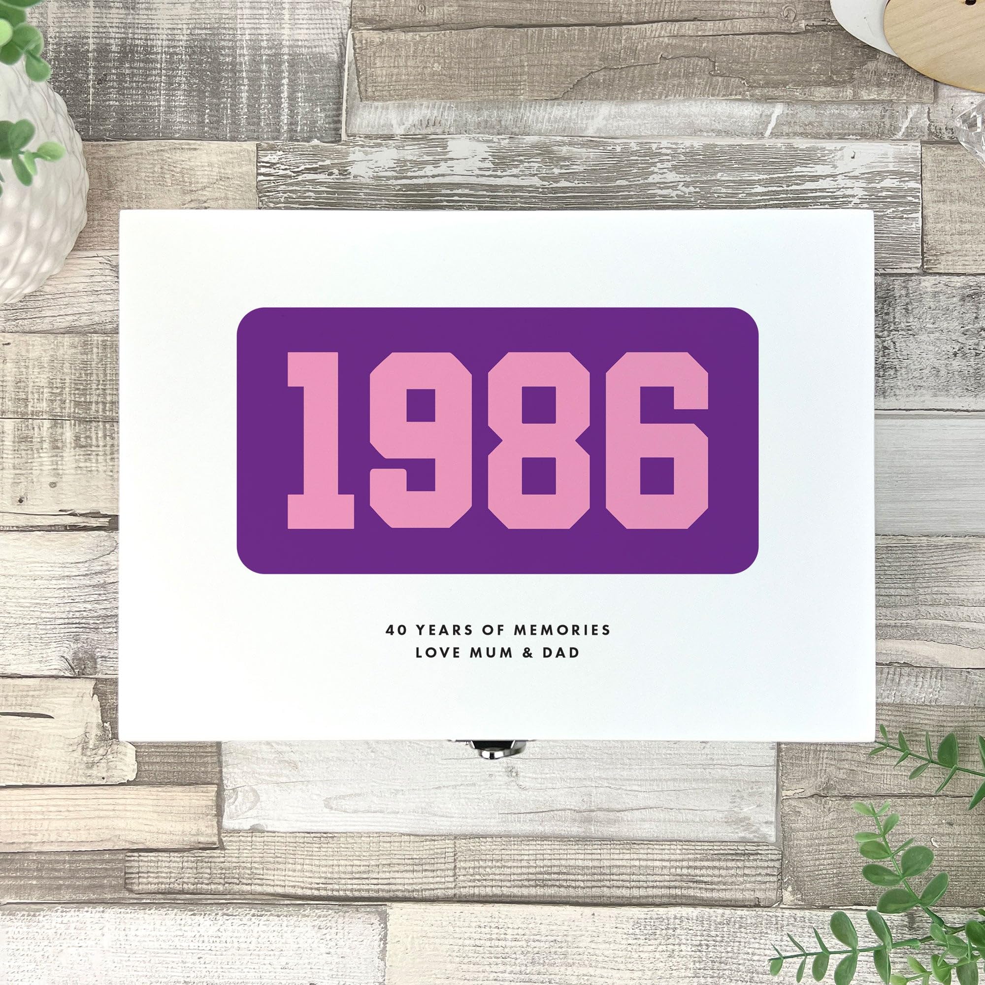 Caja de recuerdos de madera blanca personalizada para el año | Almacenamiento de cumpleaños con nombre personalizado | Regalo de cumpleaños 18, 21, 30, 40, 50 | Aniversario, foto y recuerdo del año