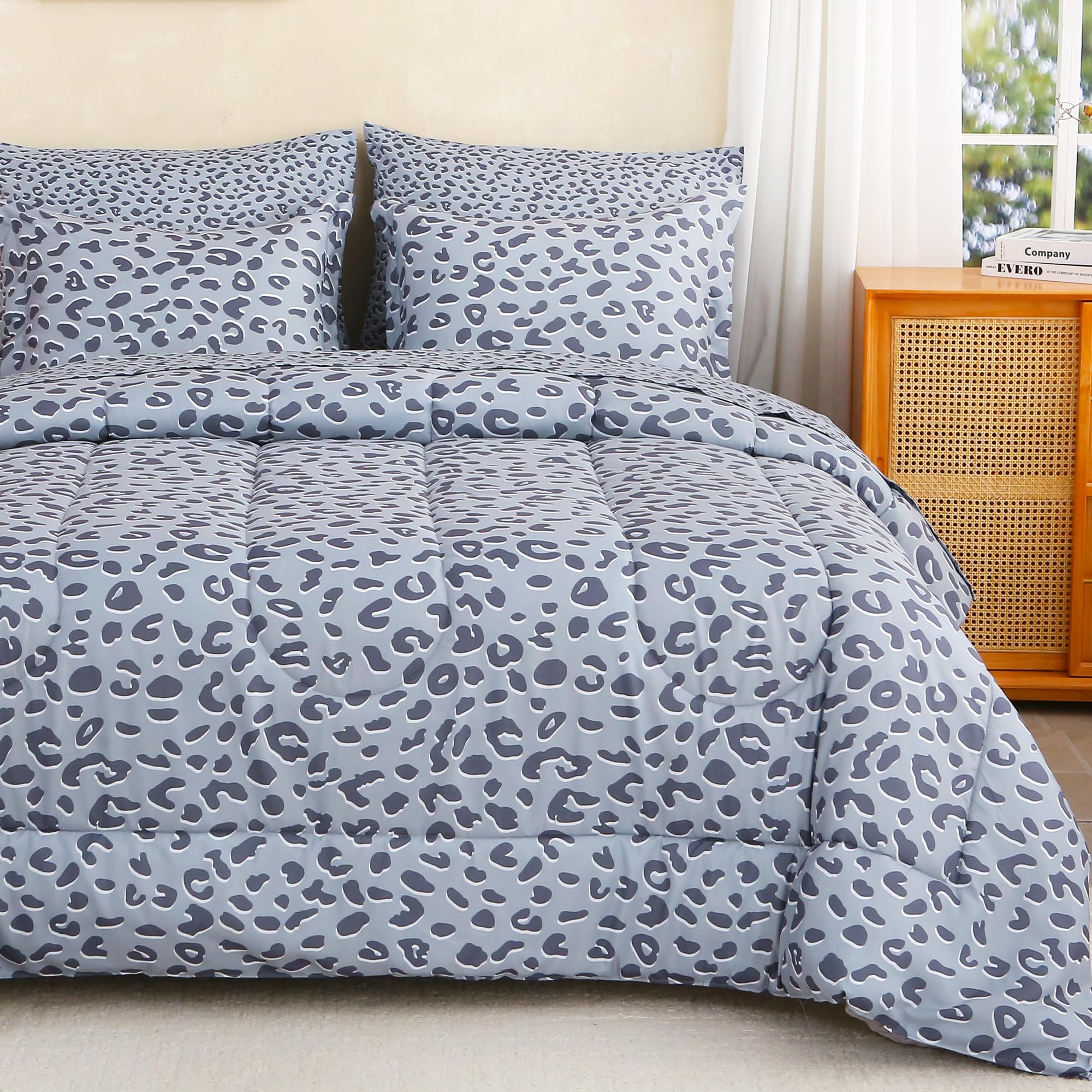 lasoftan 7-Piece Leopard Bed in a Bag