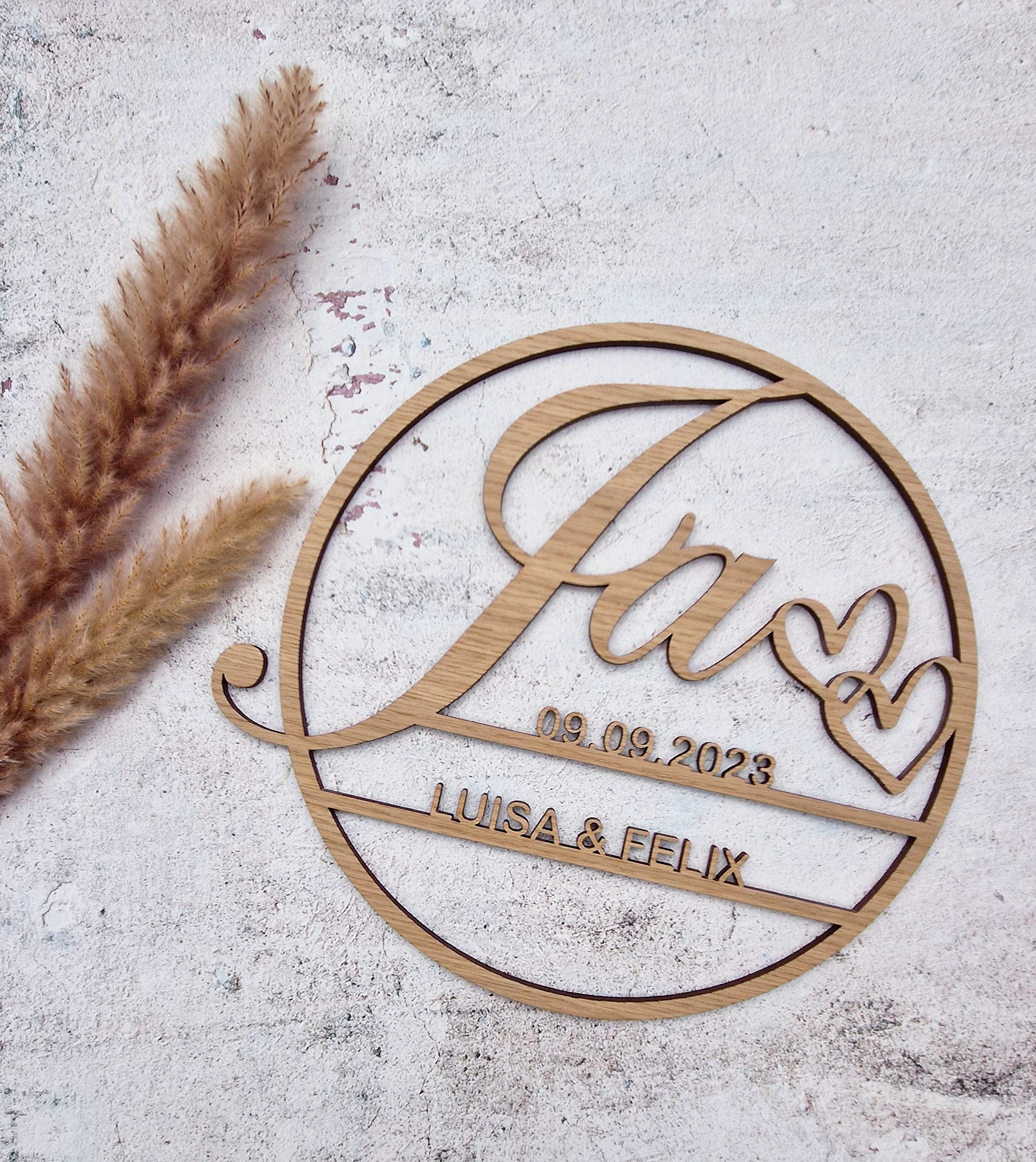 Personalisierter Hochzeitskranz aus Holz | mit Namen & Datum | Hochzeitsgeschenk | Geschenkidee zur Hochzeit | Hochzeitsdeko | Pohmer Design (39 x 36 cm, Eiche furniert)