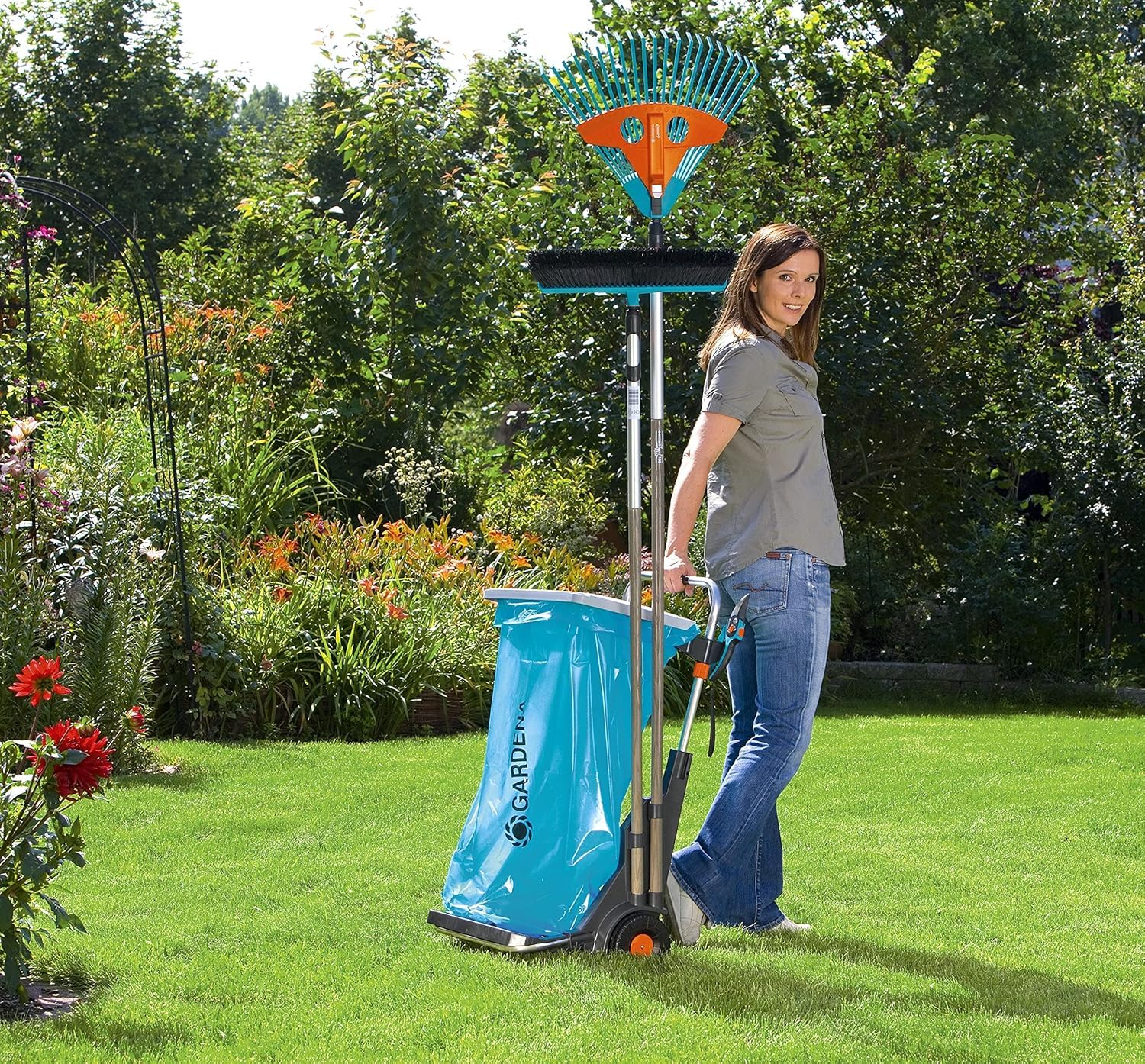 Gardena wózek ogrodowy: uniwersalny wózek transportowy do użytku w ogrodzie, funkcja wózka taczkowego, koła nieniszczące trawnika, z pokrywą i workiem na śmieci (232-20)