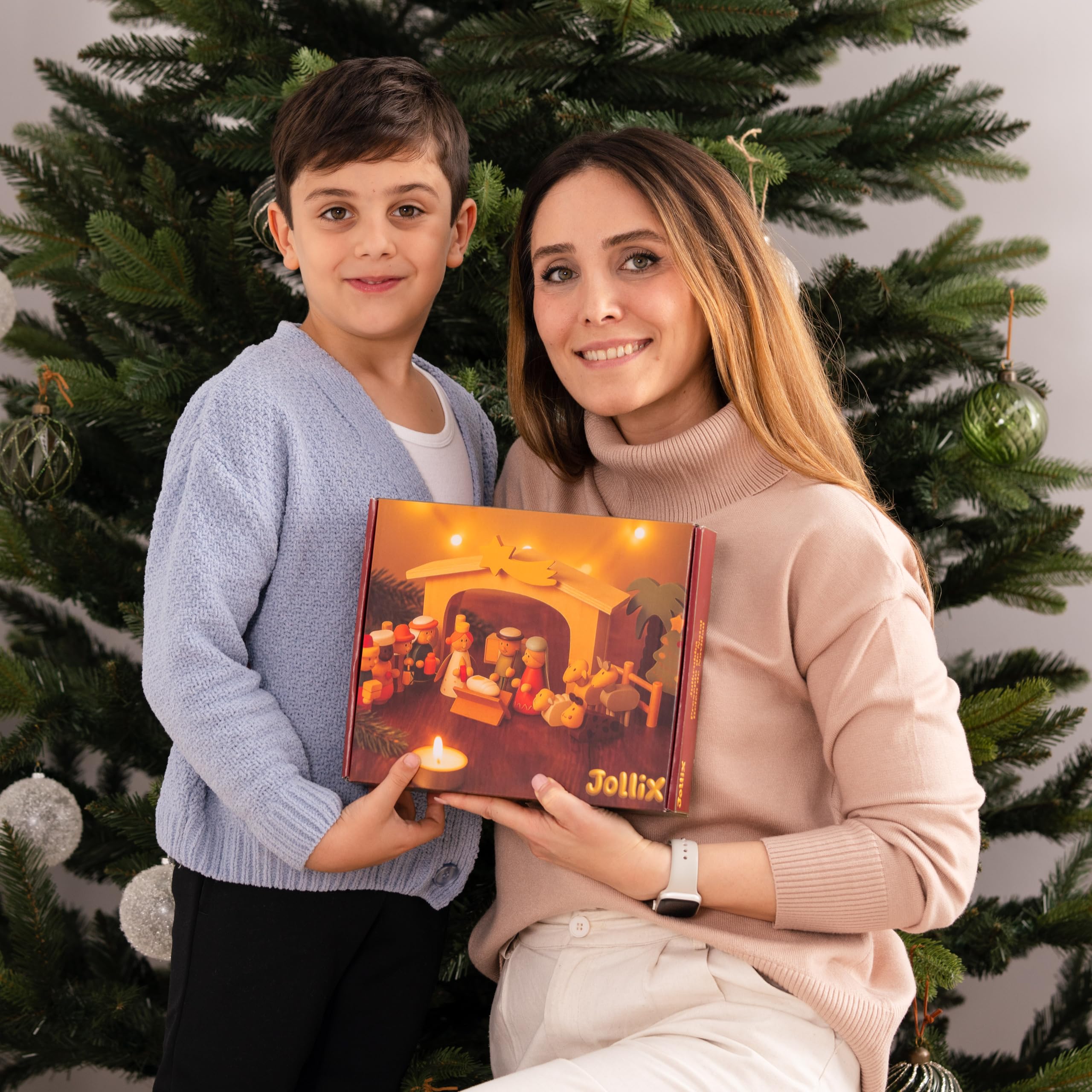 Weihnachtskrippe - Holz handbemalt - 18 Teile - mit Weihnachtsbaum – Krippenspiel für Kinder – farbenfrohe Deko & Geschenkidee - Stall mit Stern, Heilige Drei Könige, Maria & Josef, Ochs & Esel
