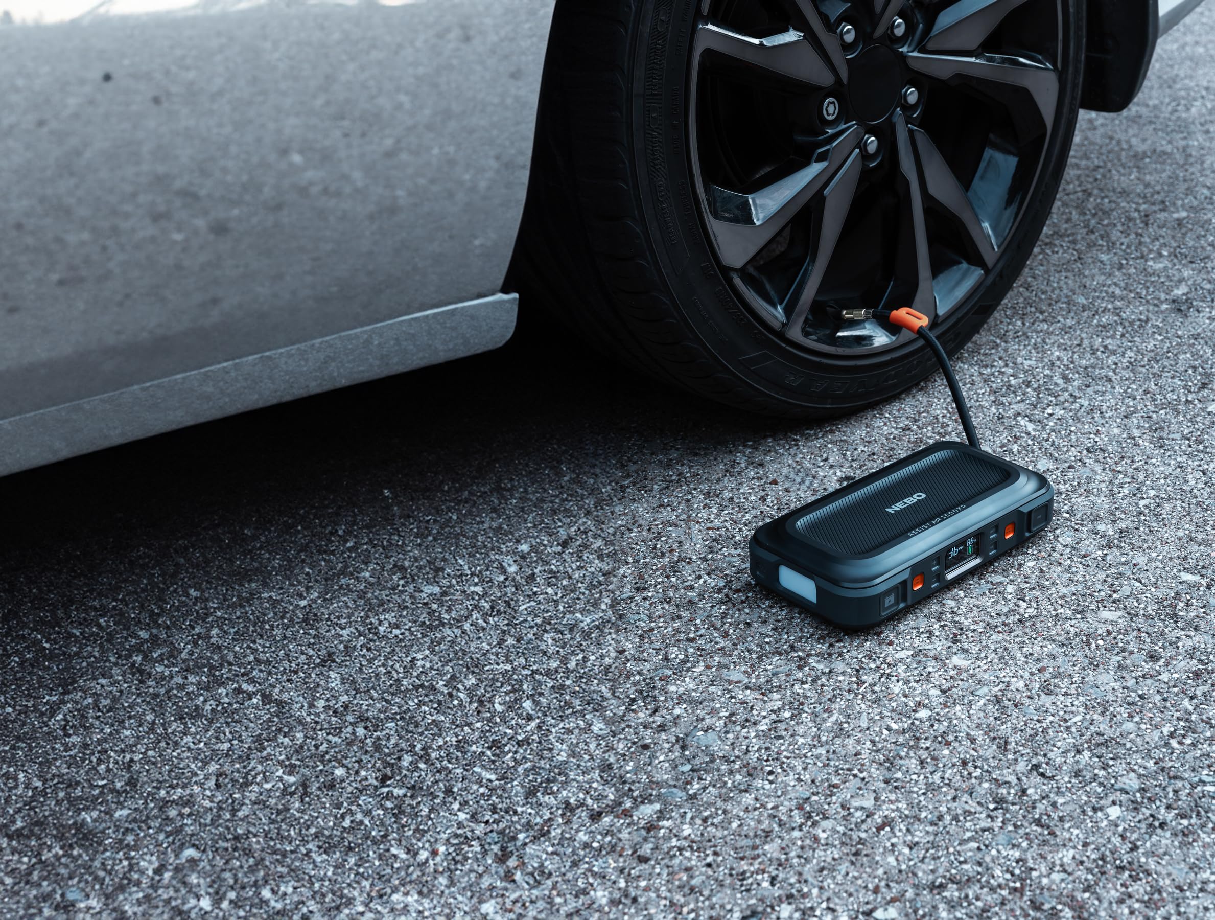 NEBO ASSIST AIR 1500XP 4-in-1 Starthilfe – 1500 Spitzenverstärker, tragbarer Autobatterie-Booster mit Luftkompressor, USB-Powerbank & Notfall-Flutlicht, wiederaufladbar über USB