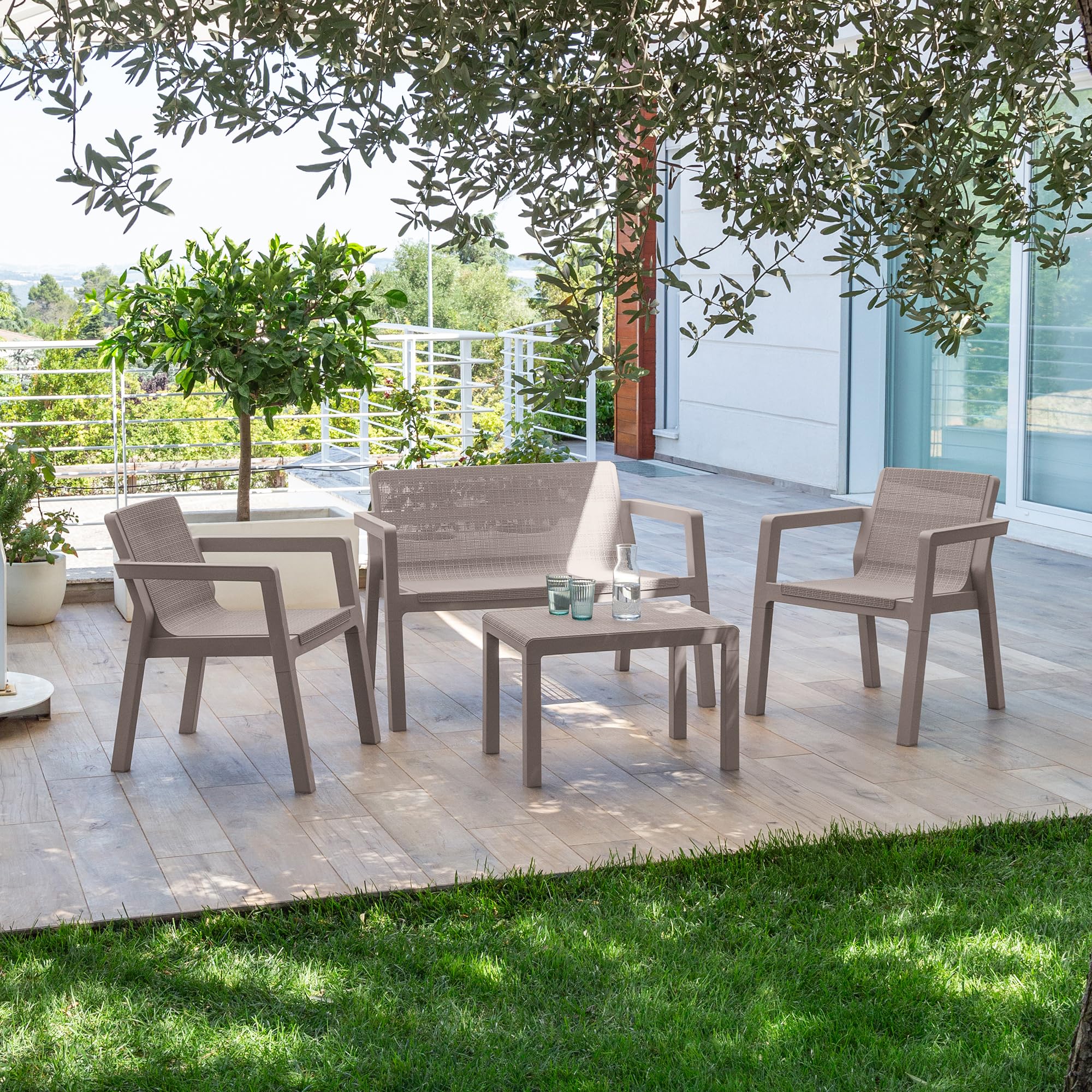 Toomax Set Salotto da giardino Riviera 4 posti grigio tortora, in polipropilene effetto juta, 2 poltrone con schienale ergonomico, divanetto da 2 posti e tavolo, ideale per terrazzi e spazi esterni
