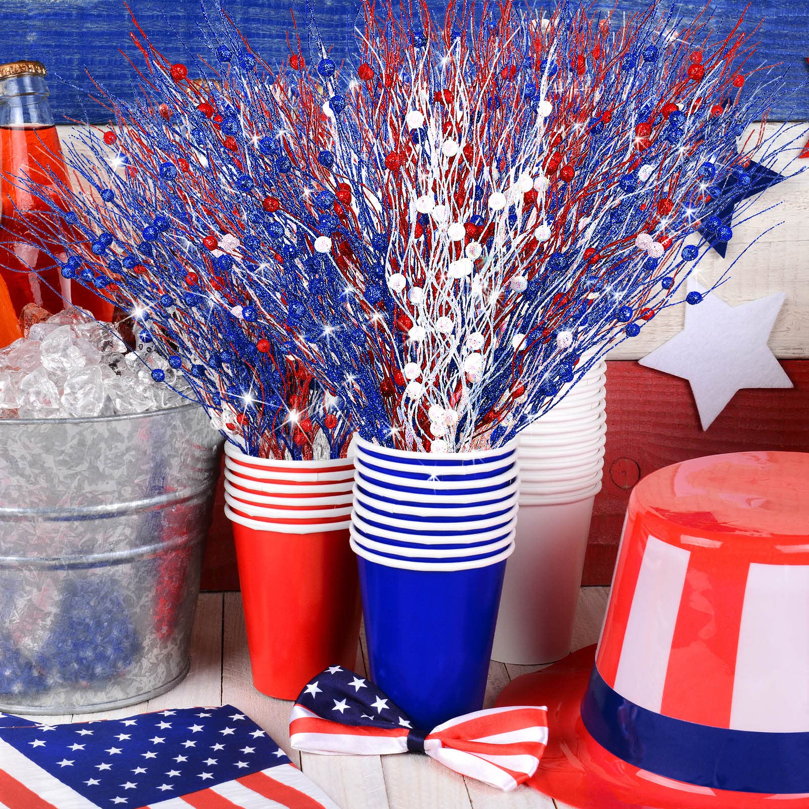 Giegxin Lot de 32 tiges de baies artificielles patriotiques de 43,2 cm - Tiges de baies pailletées pour décoration du jour de l'indépendance du 4 juillet (rouge, bleu, blanc)