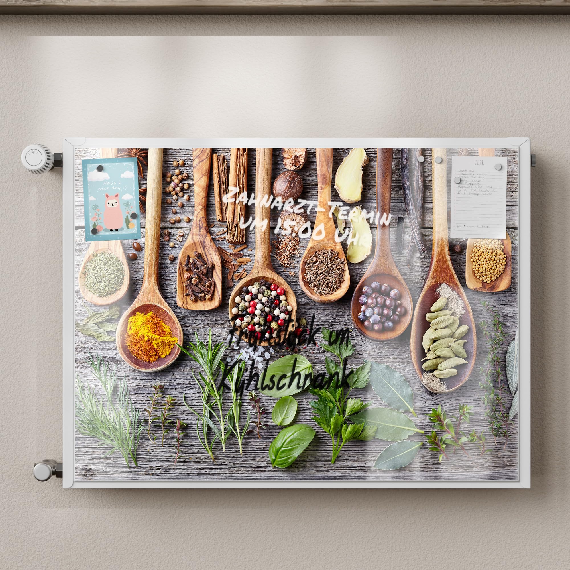 DEQORI Folia magnetyczna do ogrzewania 80 x 60 cm | motyw zdobiona łyżką kuchenną | dekoracyjna mata magnetyczna, ochrona grzejników | magnetyczna folia dekoracyjna samoprzylepna, magnetyczna i do