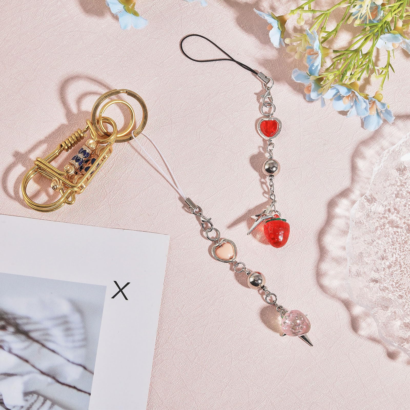 GLOBLELAND 2 Stück Erdbeer-Handyanhänger Aus Glas | Rosa & Rot, Mit Legierungs-Stern | Handgefertigte Lampwork, 6 Zoll Lang | Deko Für Handy, Schlüssel, Tasche