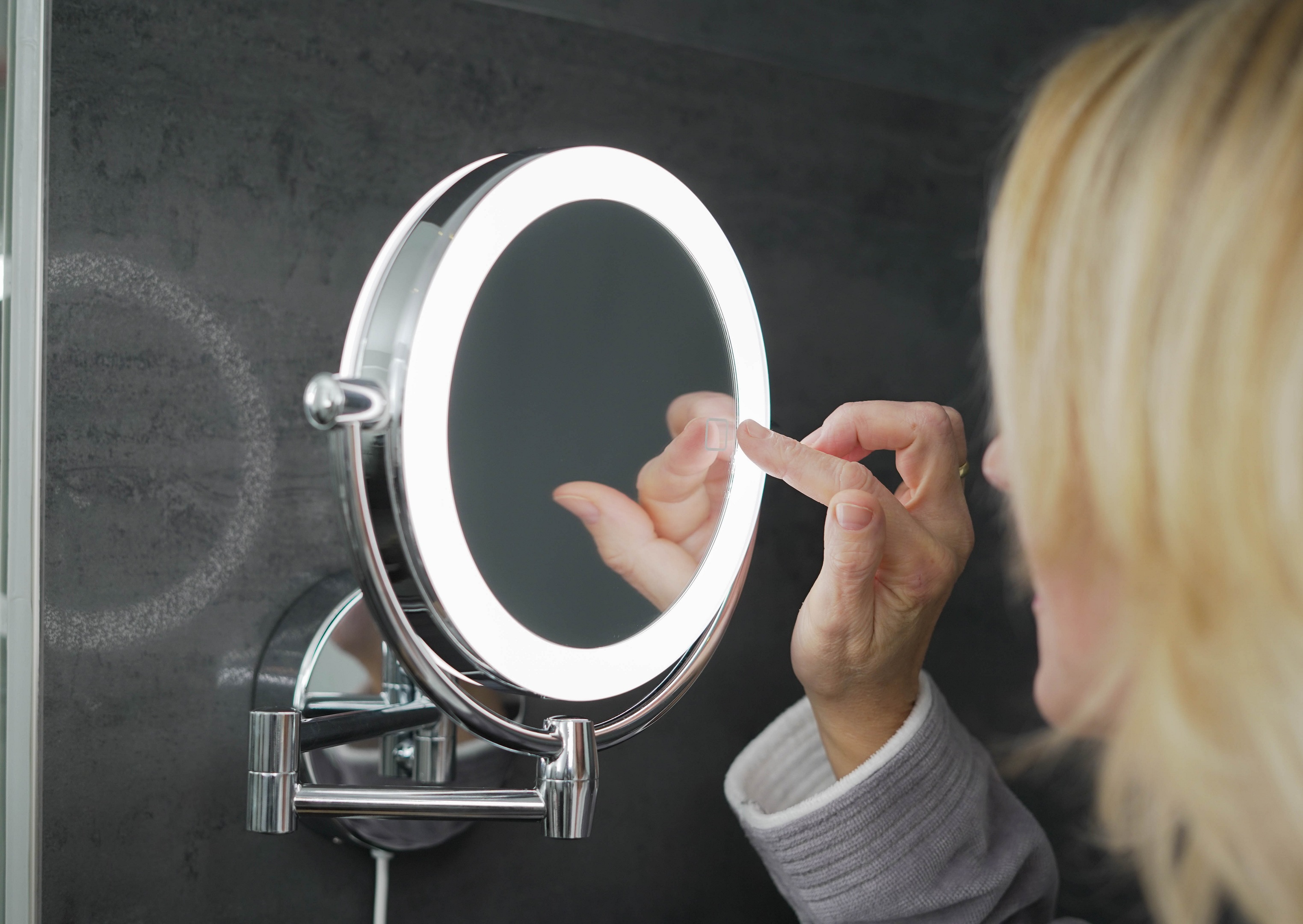 LED Badezimmerspiegel 24x32 Zoll – Mit 3 Farblichtmodi, Wandmontiert, Make-up-Licht, Intelligente Steuerung