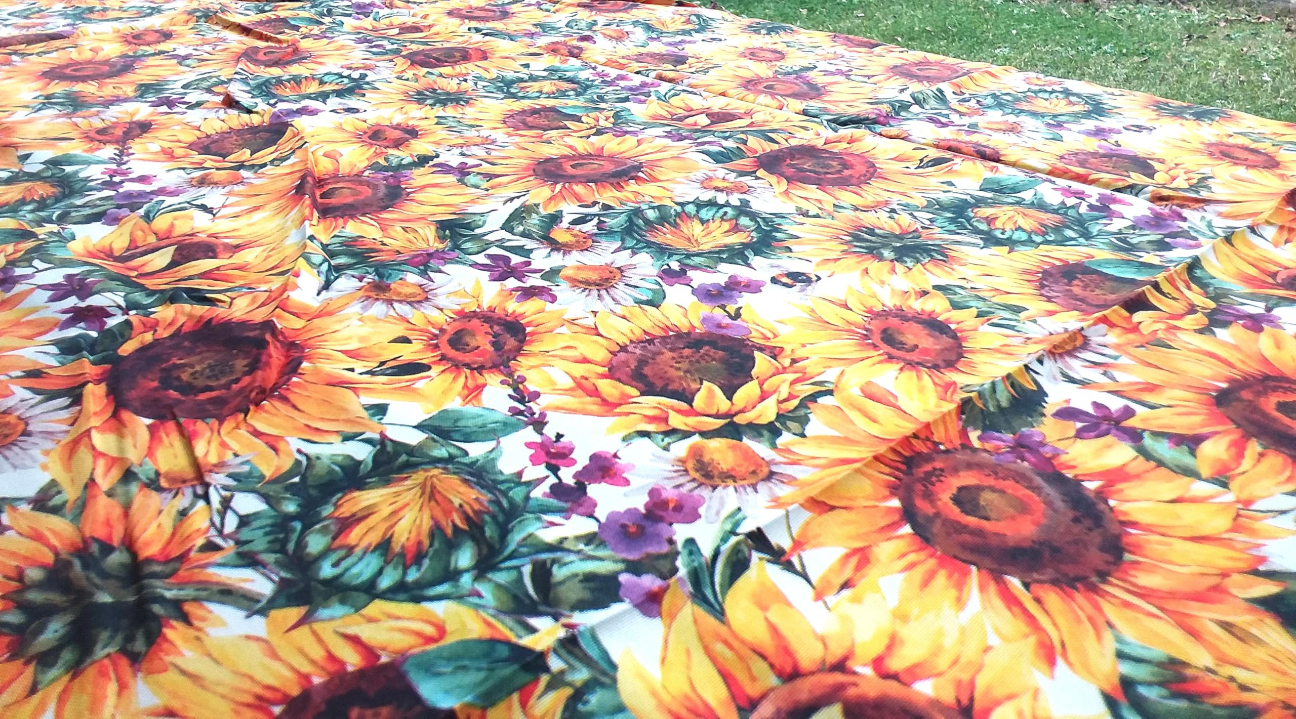 Nappe rectangulaire anti-taches fantaisie tournesols et fleurs colorées. 100 % hydrofuge. Toutes les dimensions ne sont pas repassées