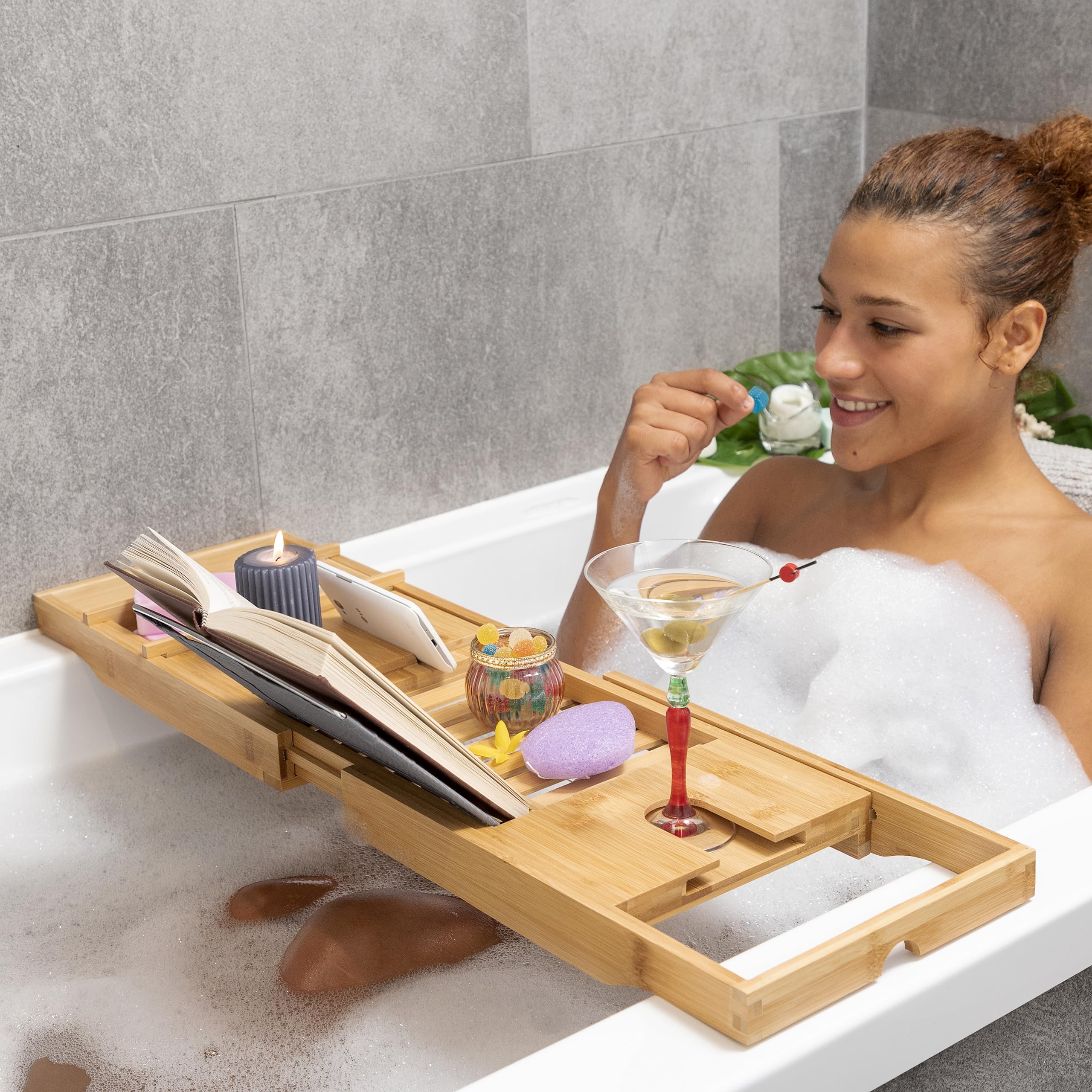 InnovaGoods® Bandeja bañera de Bambu, Bandeja baño Extensible 70-104 cm, Incluye Bandeja extraíble, Bandeja baño con Ranura de sujeción para Smartphone, Soporte para Copas y 3 Niveles de inclinación.