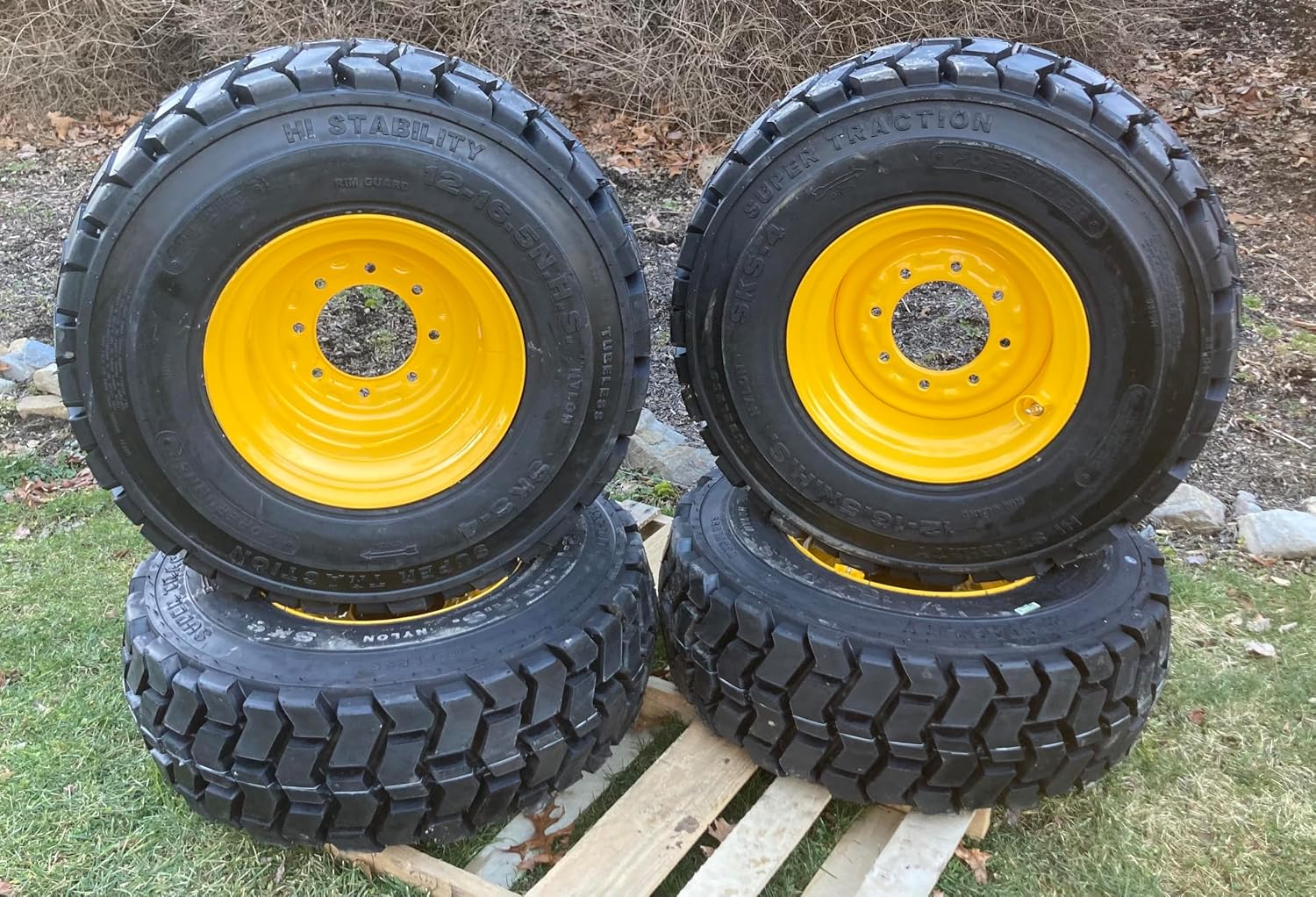 (1) Heavy Duty 12-16.5 Forerunner SKS-4 Lifemaster Style Skid Steer Tire on Wheel/Rim (8 lug) for New Holland (6.5" Back Spacing) -14PLY -12X16.5