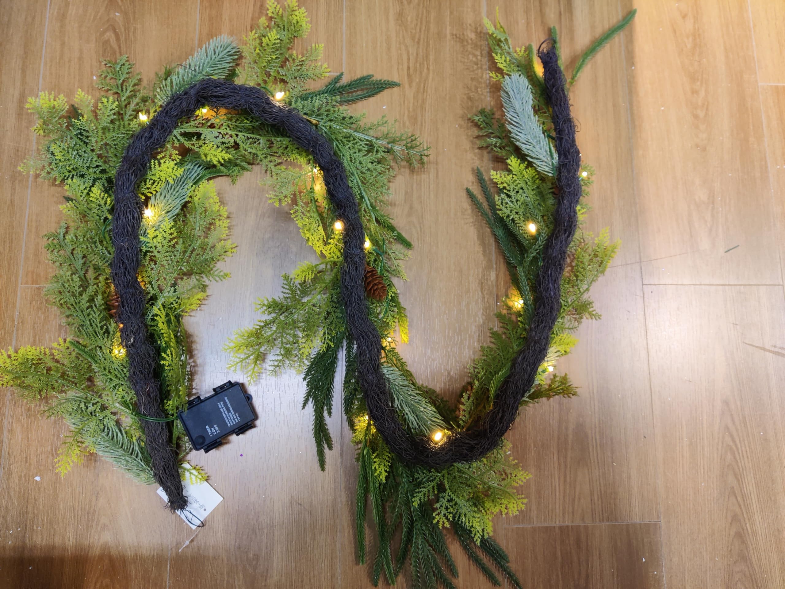 Decorbyhannah - Guirnalda de Navidad con luces, guirnalda de pino Norfolk iluminada de 6 pies, funciona con pilas, guirnalda de vegetación artificial para mantel, decoración del hogar interior y