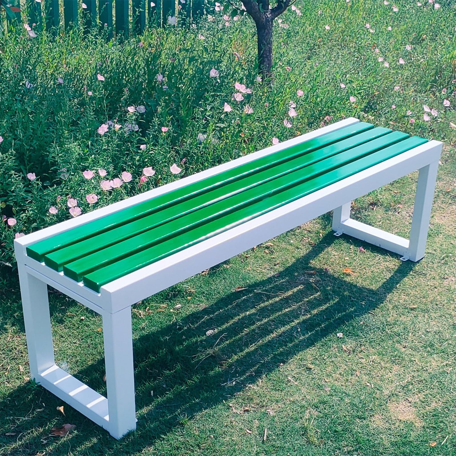 Odporna na warunki atmosferyczne ławka dla 23 osób metalowa e z plastikowymi listwami drewnianymi 400 kg bez oparcia siedzenia ogrodowe na zewnątrz 120 cm 47,5 cm biała i zielona