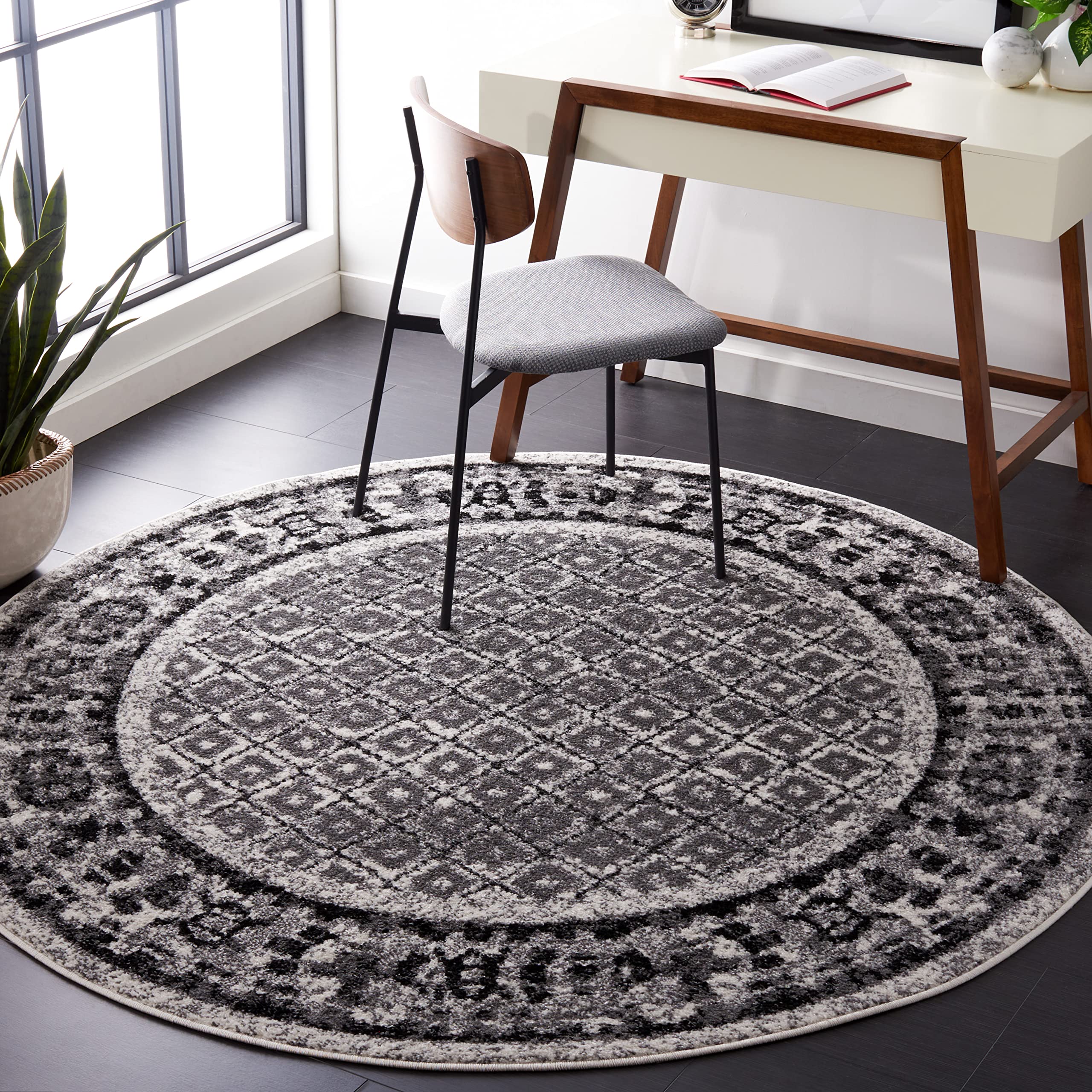 SAFAVIEH Adirondack Collection 4' Round Ivory / Silver ADR110B Distressed Non-Shedding Dining Room Entryway Foyer Living Room Bedroom Area Rug