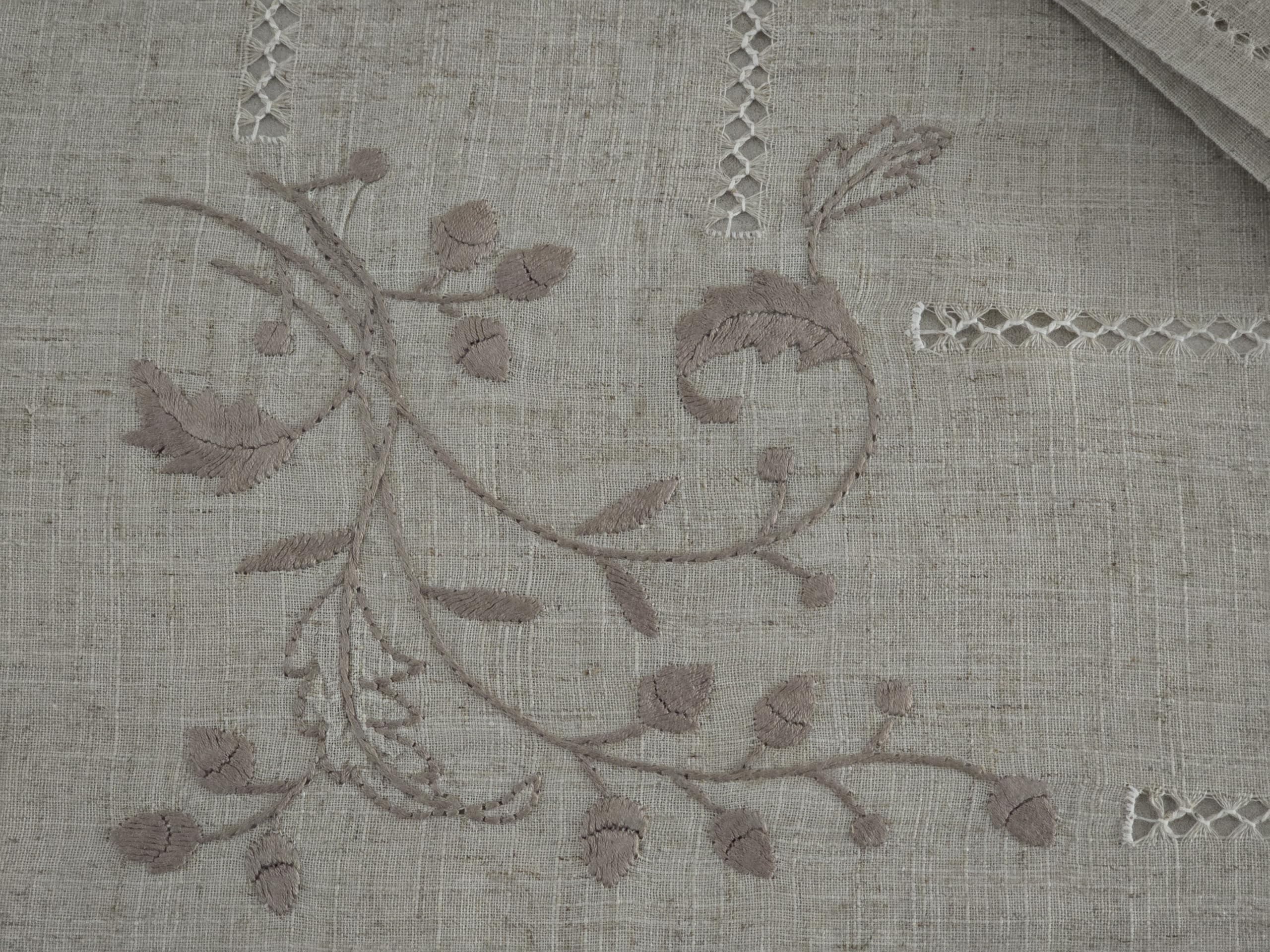 Tischdecke handbestickt 12 Plätze auf Leinenhanf