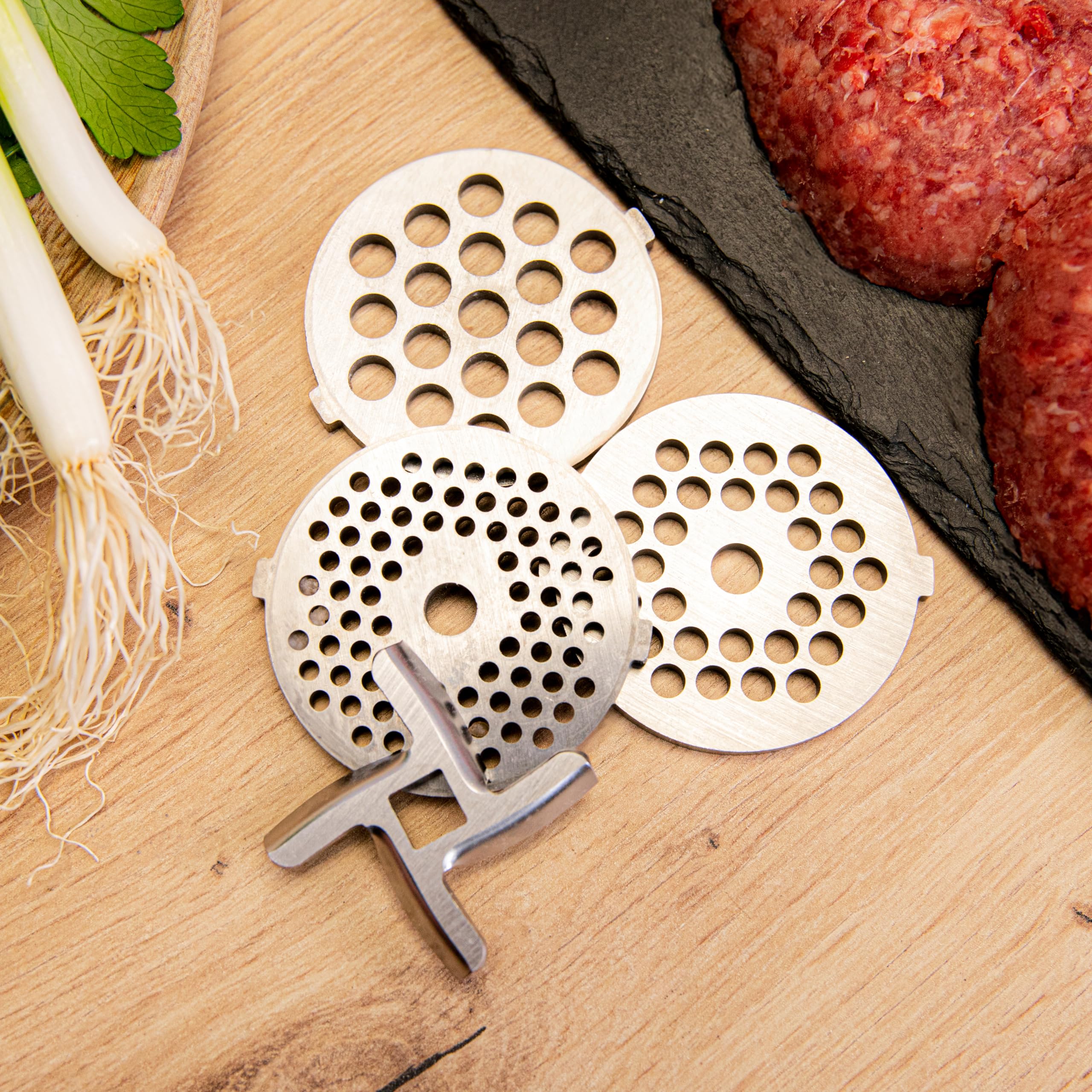 Cecotec Hachoir a viande electrique Crusher 1400 Steel. Hachoir electrique,1360 W pour hacher jusqu'à 1,5 kg de viande/min,3 plaques de coupe,inox, sécurité, vitesse réglable et entretien facile