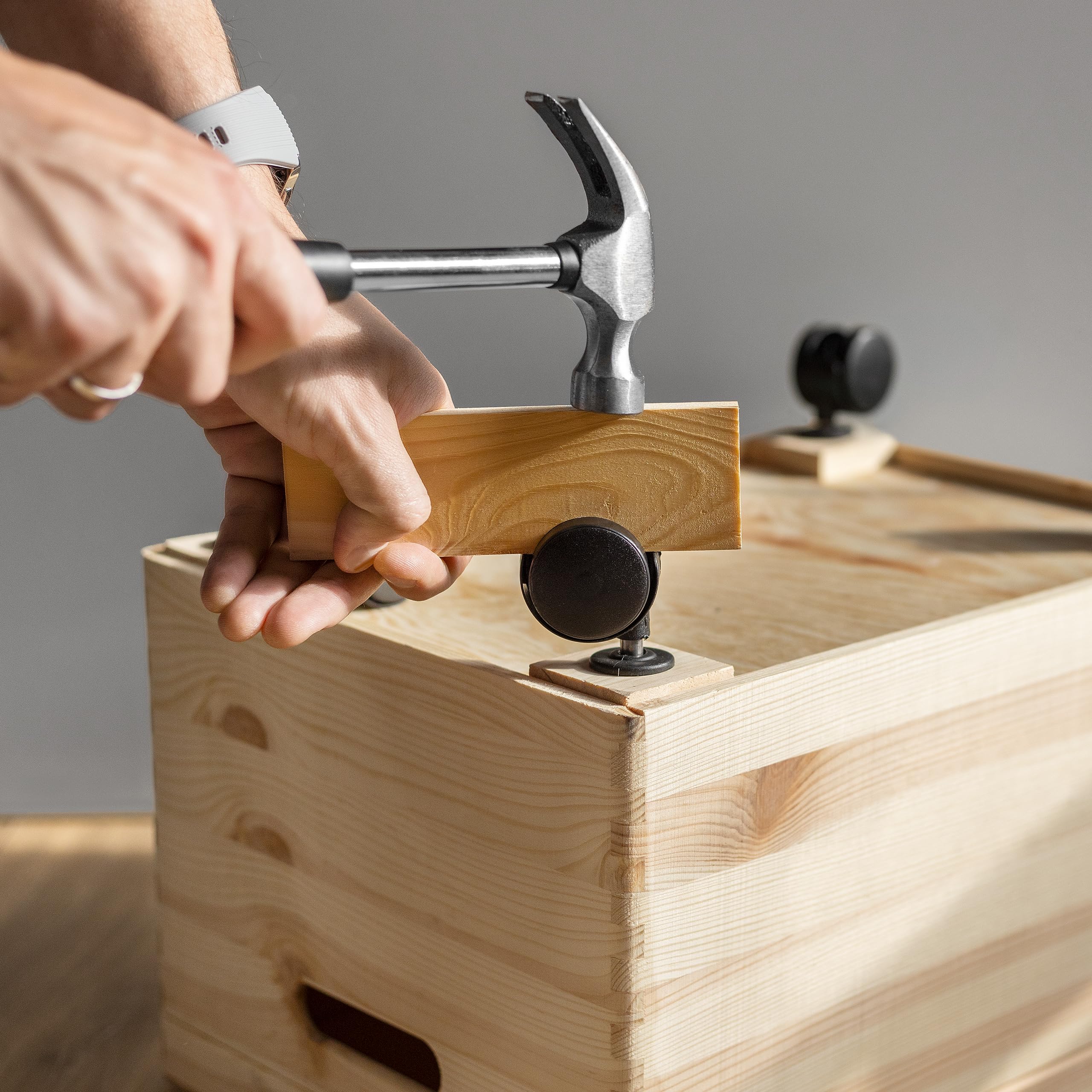 Creative Deco XXL Große Holzkiste mit Deckel und Rollen | 40x30x24 cm | (+/-1cm) | Ostern Holztruhe Erinnerungsbox Baby Holzbox mit Deckel und Griffen | Leicht zu transportieren | ROH UNGESCHLIFFEN