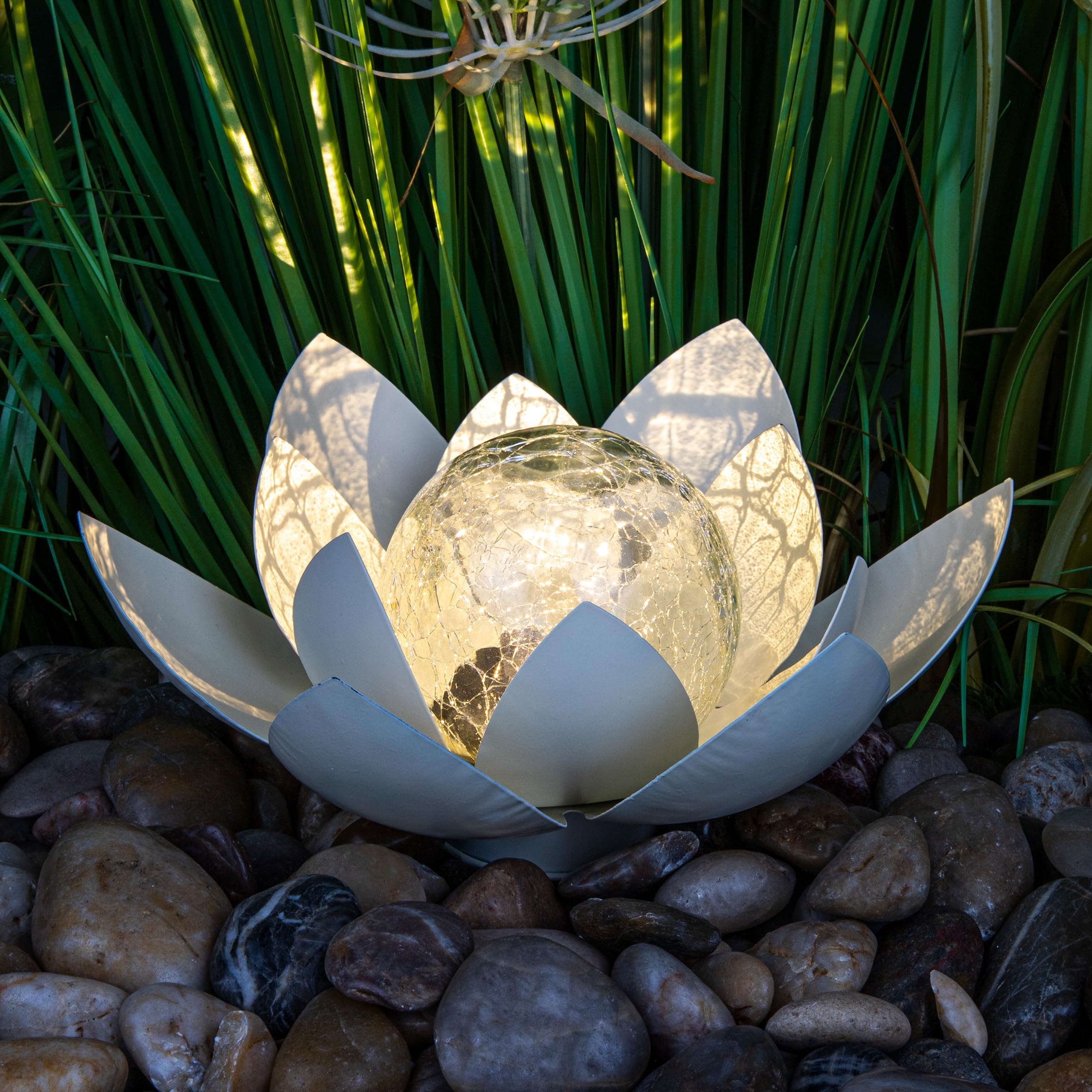 Spetebo Lampada Solare A LED Fiore Di Loto Nero Con Sfera Vetro Crack – Decorazione Giardino 24x10 Cm