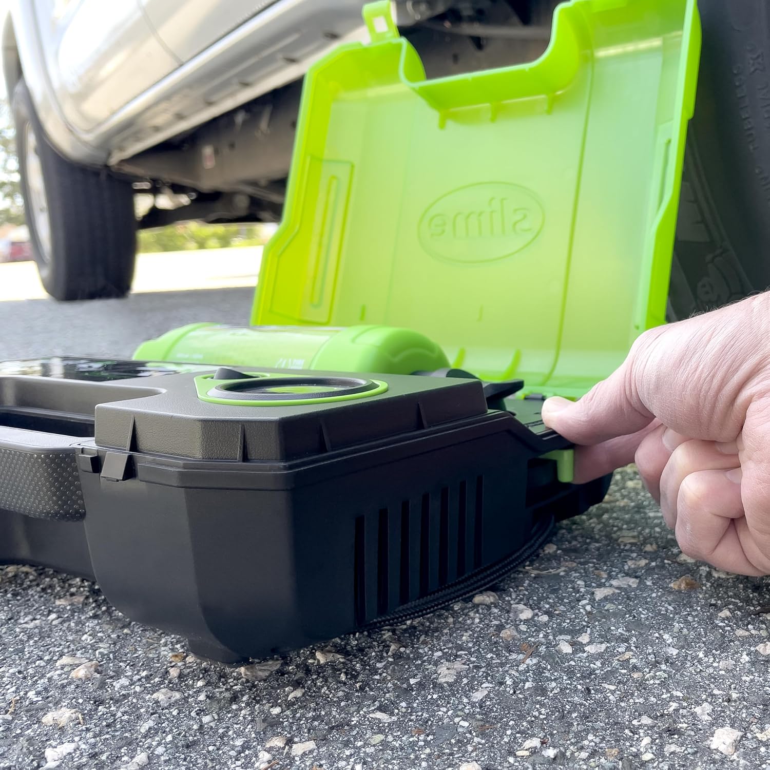 Step 1: Releasing the sealant bottle