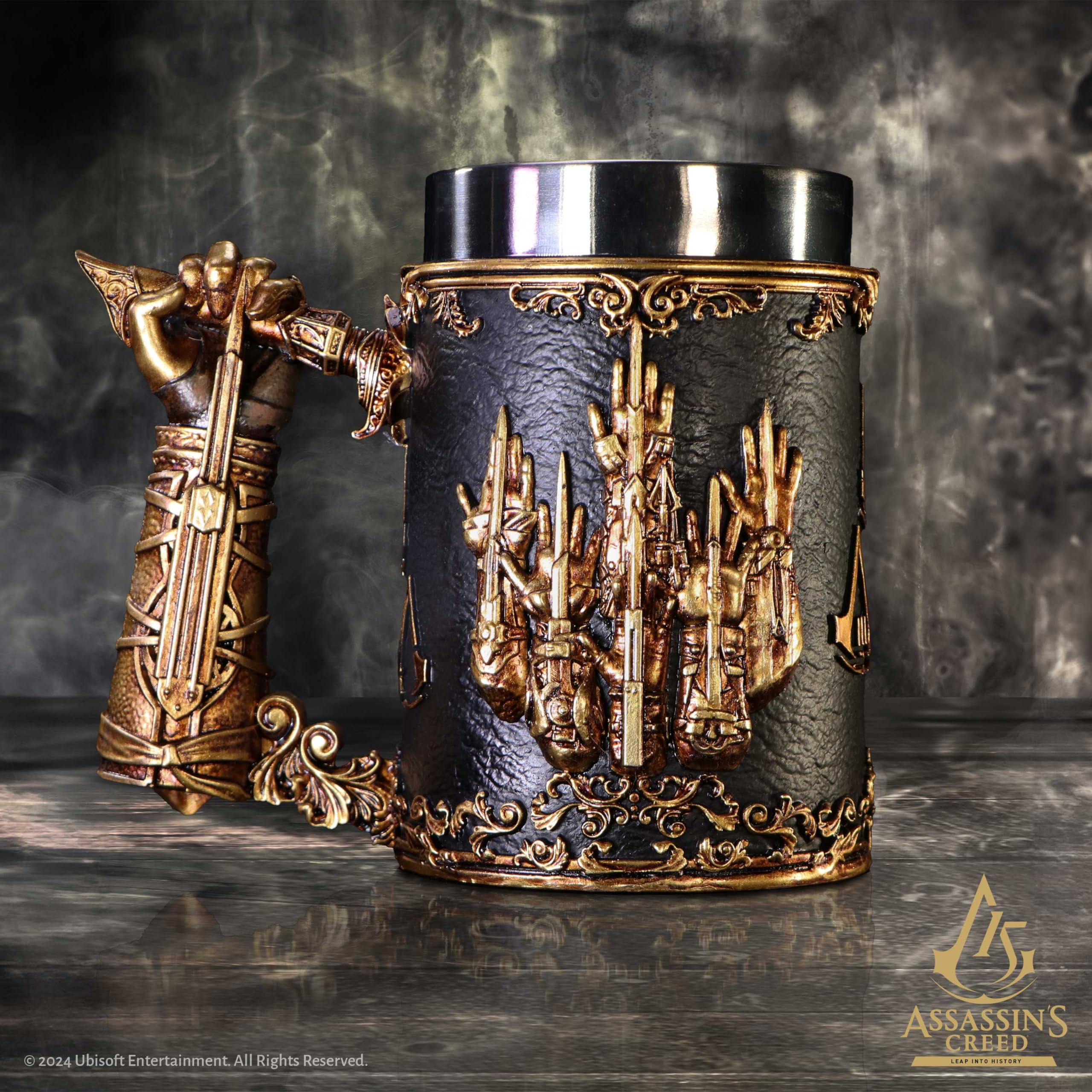 Nemesis Now Chope Assassin's Creed Through the Ages de 15,5 cm, en résine, noir/or, produit officiel Assassin's Creed, tasse à bière Assassin's Creed, moulée dans la meilleure résine, peinte à la main