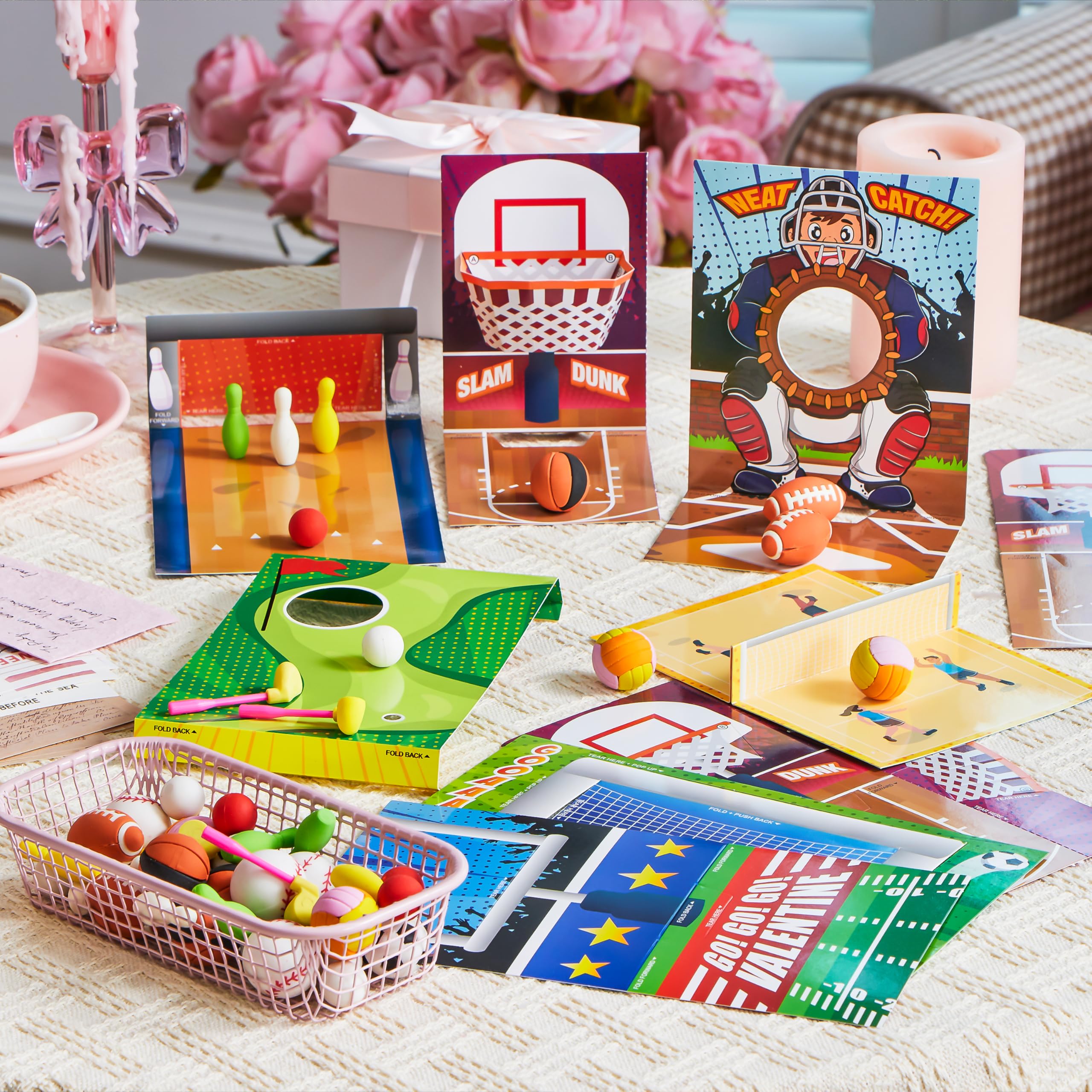 JOYIN 28 tarjetas de juego deportivo para el día de San Valentín con 7 gomas de borrar de pelota deportiva para niños, mini borrador de fútbol, baloncesto, fútbol con tarjetas para regalo de San