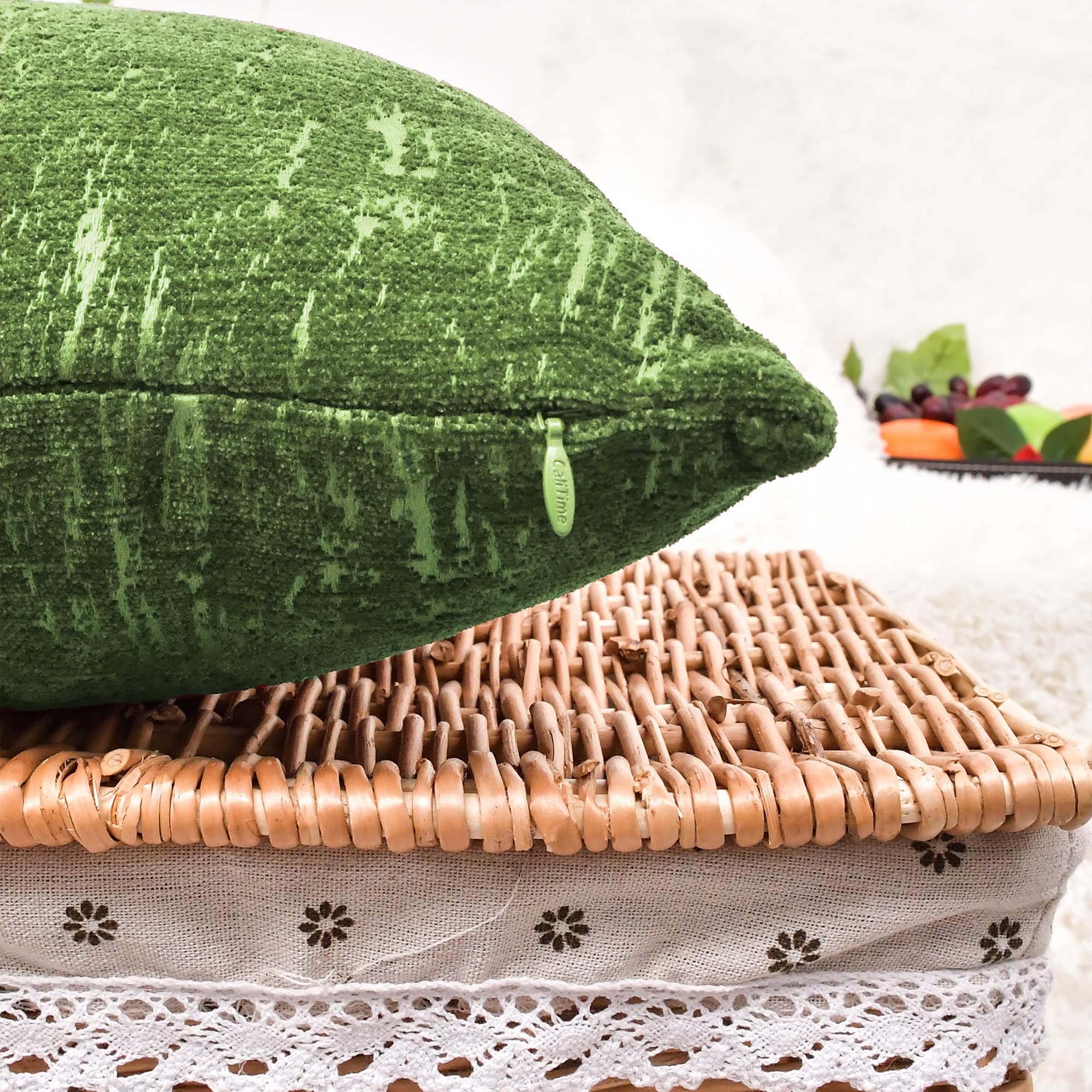 CaliTime Federe per Cuscini Confezione da 2 Fodere per Cuscini in Ciniglia Morbida Tinta Solida Jacquard Marmorizzato per Divano Divano Decorazione Casa Fattoria 45 cm x 45 cm Verde Oliva