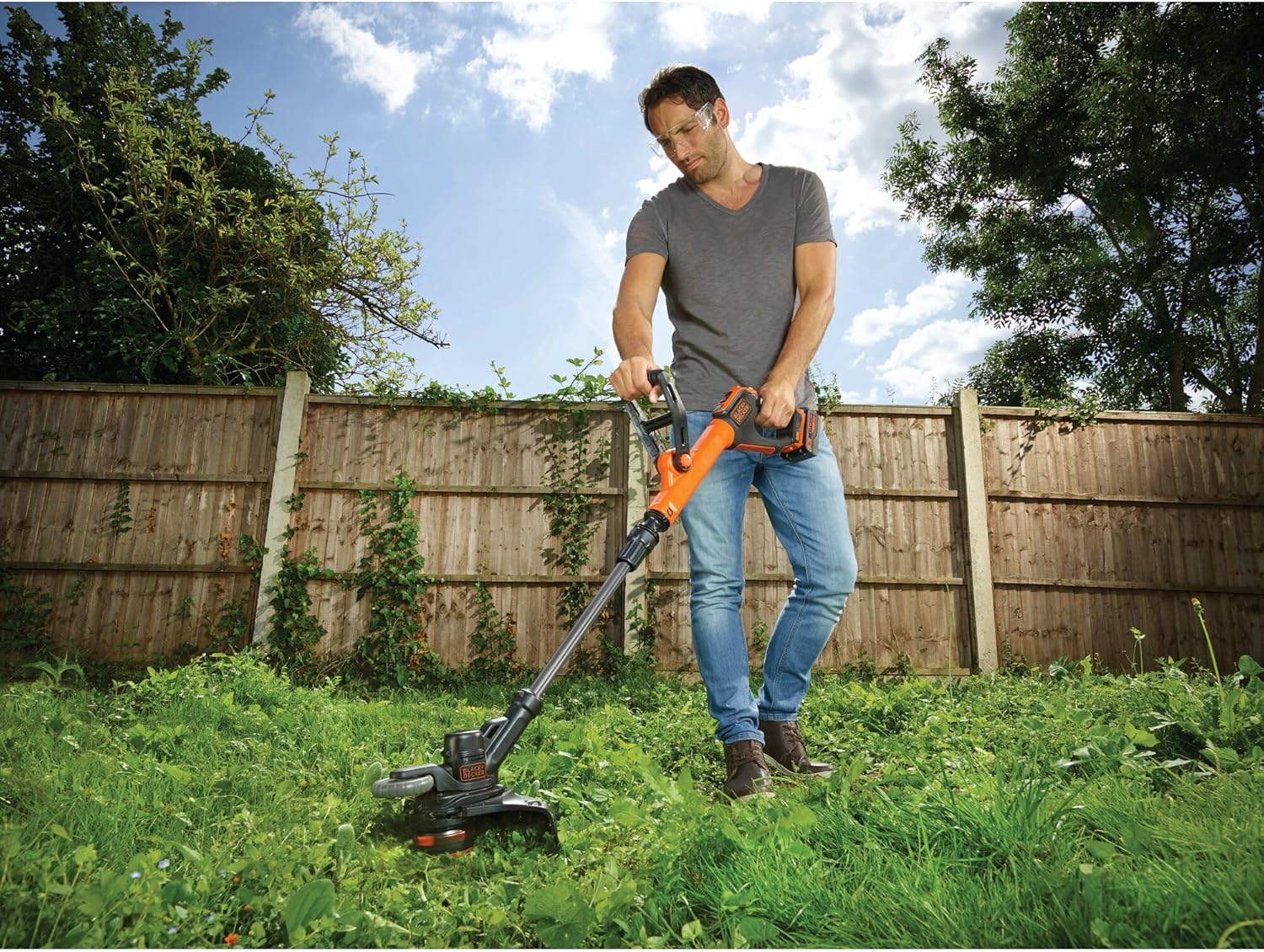 Black+Decker Cordless Grass Trimmer (Powercommand EasyFeed, 18 V 4.0 Ah, Battery and Charger Included, 30 cm Cutting Width, for Large Area) STC1840EPC
