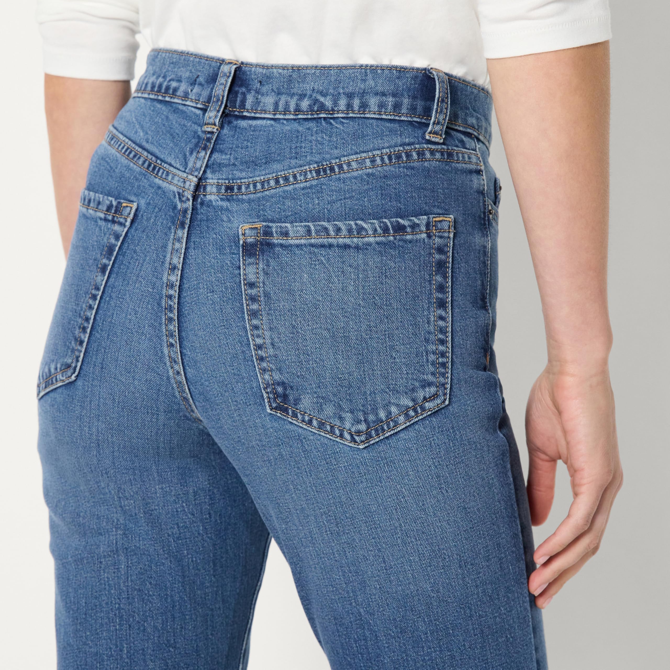 Amazon Essentials Jean Jambes Droites, Coupe Ajustée et Taille Mi-Haute, Élasticité Moyenne Femme