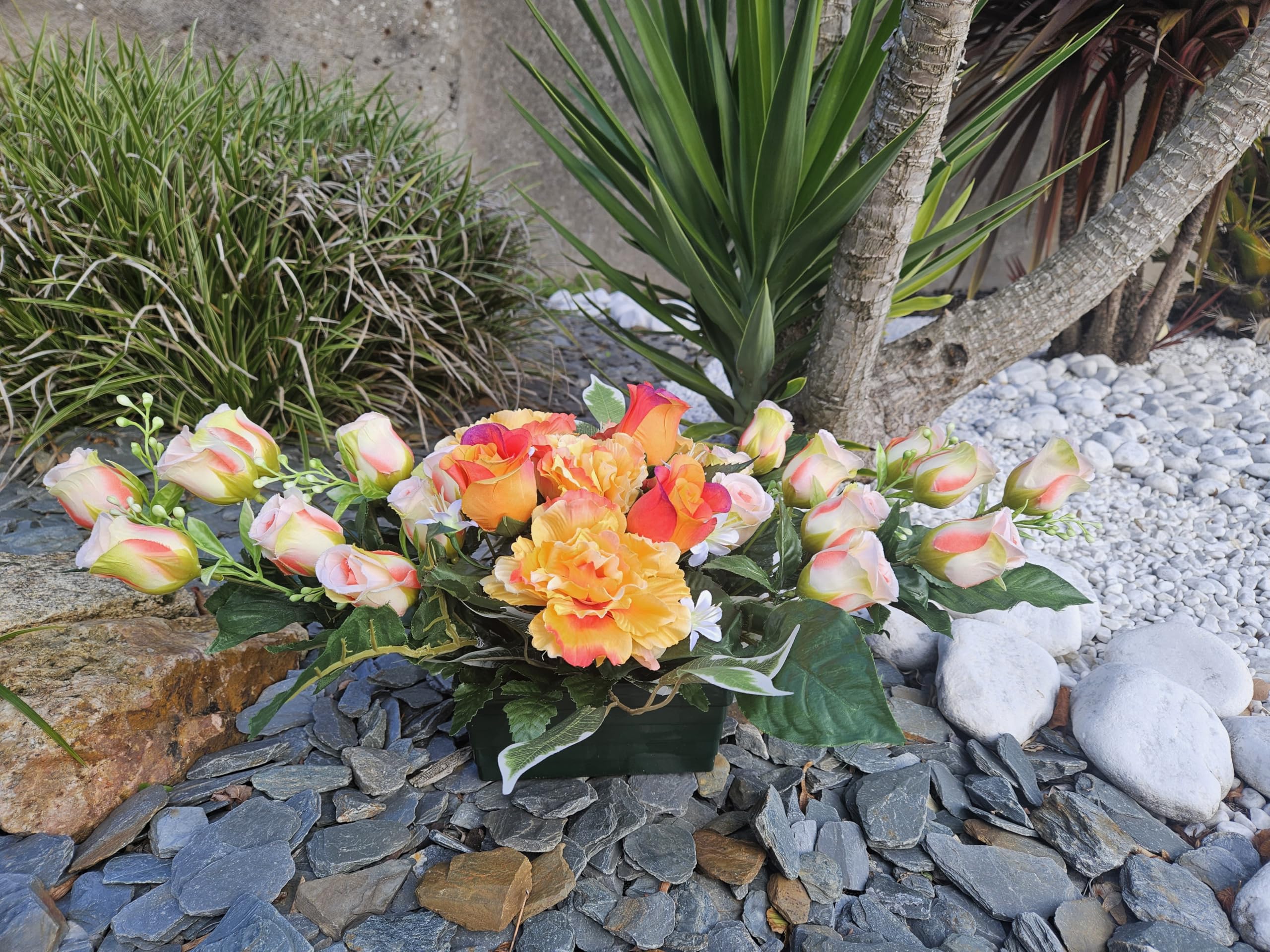 Composition de Fleurs Artificielles Lesté Ciment pour Une Parfaite Tenue à L' extérieur. Réalisé par nos Soins, Fleurs de Qualité.