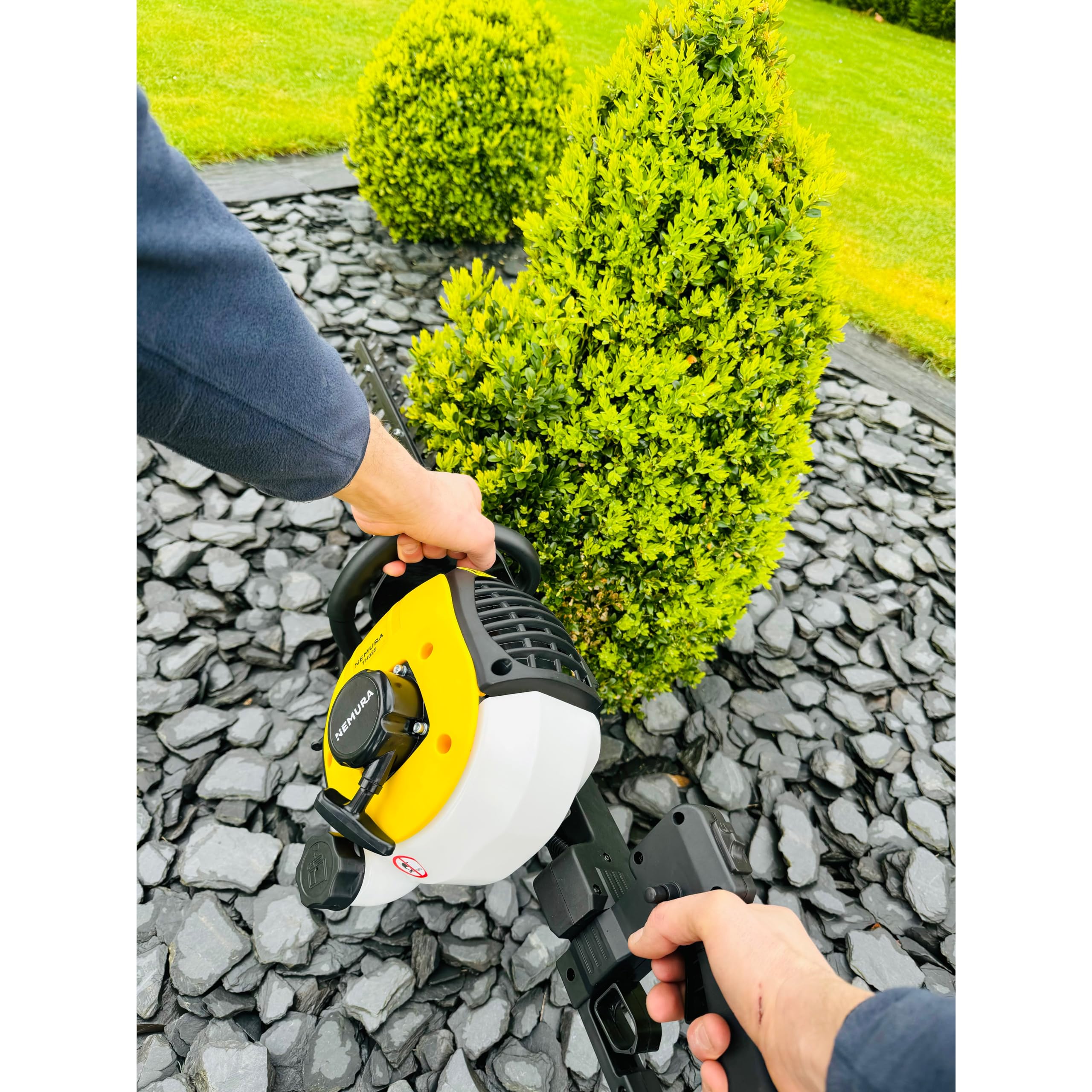 Nemura Taille Haie Thermique - Moteur 2 Temps 25 cm3 - Longueur de Coupe 60 cm - Réservoir Carburant 500 ML - Anti-Vibrations - Poignée SoftGrip inclinable - Marque Française