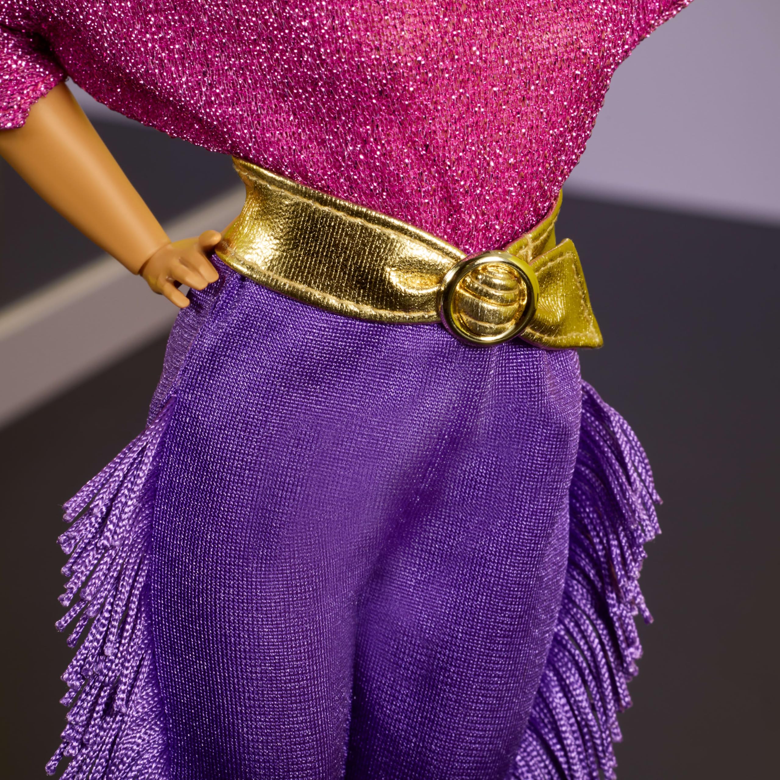 Barbie Signature - Debbie Allen, bambola snodata della collezione Tribute con top a spalle scoperte, cintura dorata e pantaloni viola con frange e scaldamuscoli, 6+ anni, JBJ24