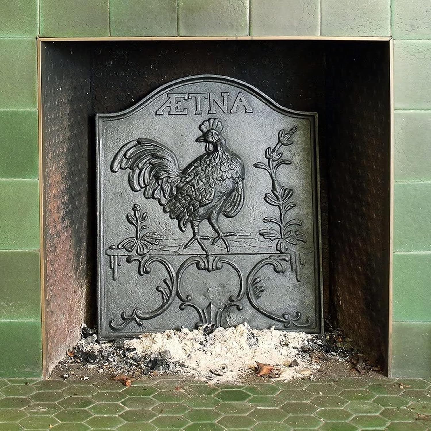 Aetna Fireback Made of Cast Iron with Matte Black Finish Radiate Heat Back into The Room, Decorative firebacks