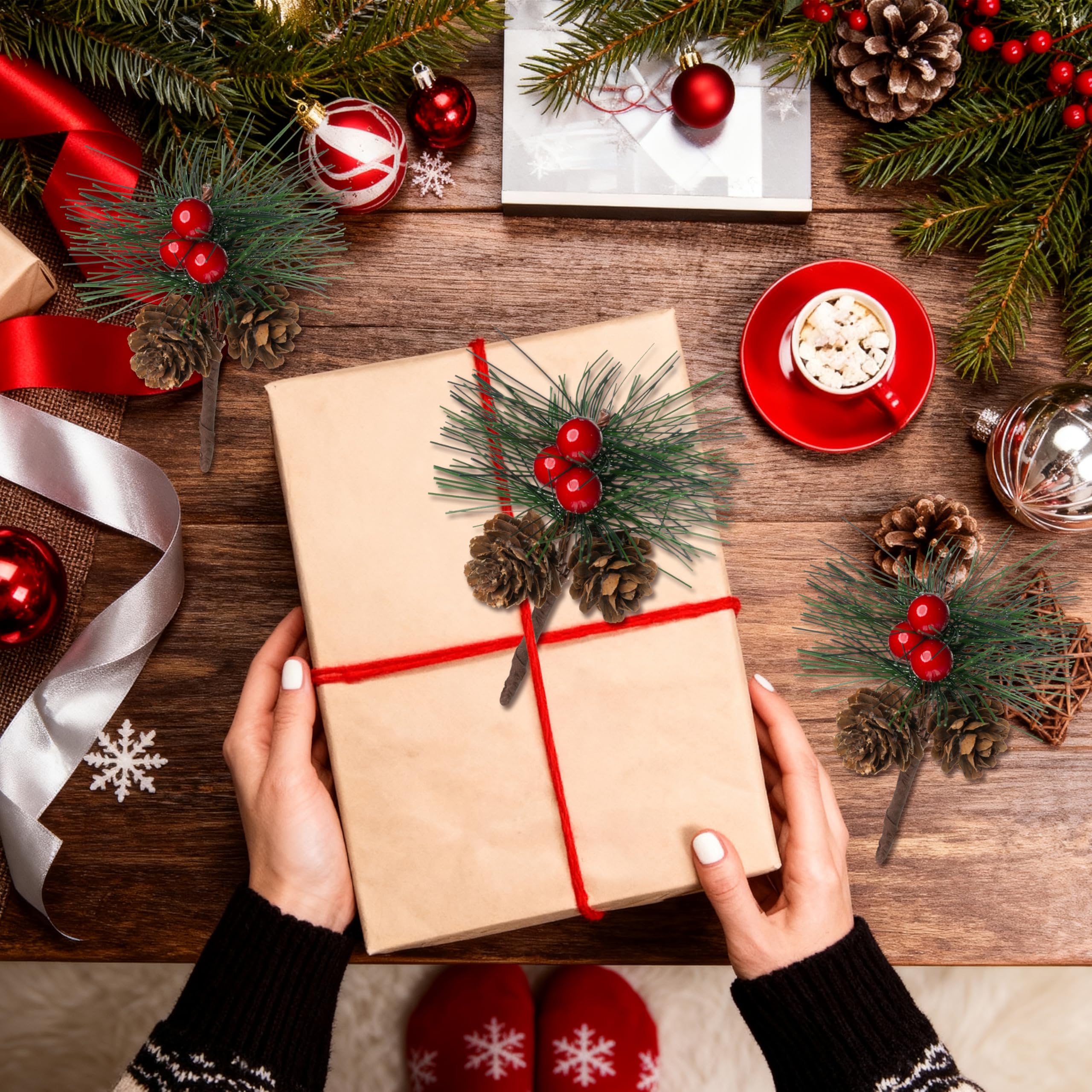 Künstliche Tannenzapfen mit Tannennadeln, Zweigen und roten Beerenstielen – 8,9 cm kleine künstliche Beeren, Tannenzapfen zum Basteln, für Weihnachtsbaum, Weihnachtskranz, Dekoration, 50 Stück