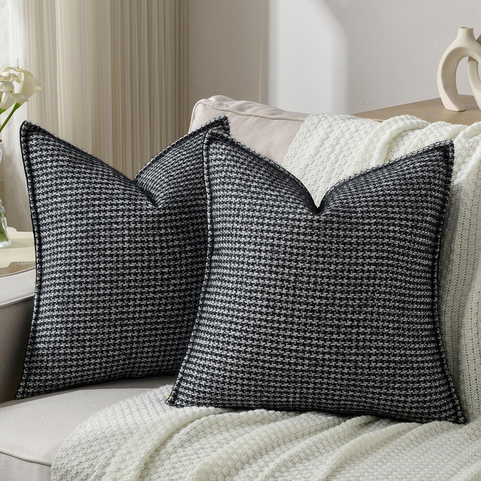 Housse de coussin 50x50 lavable noire pour rénover un canapé fatigué