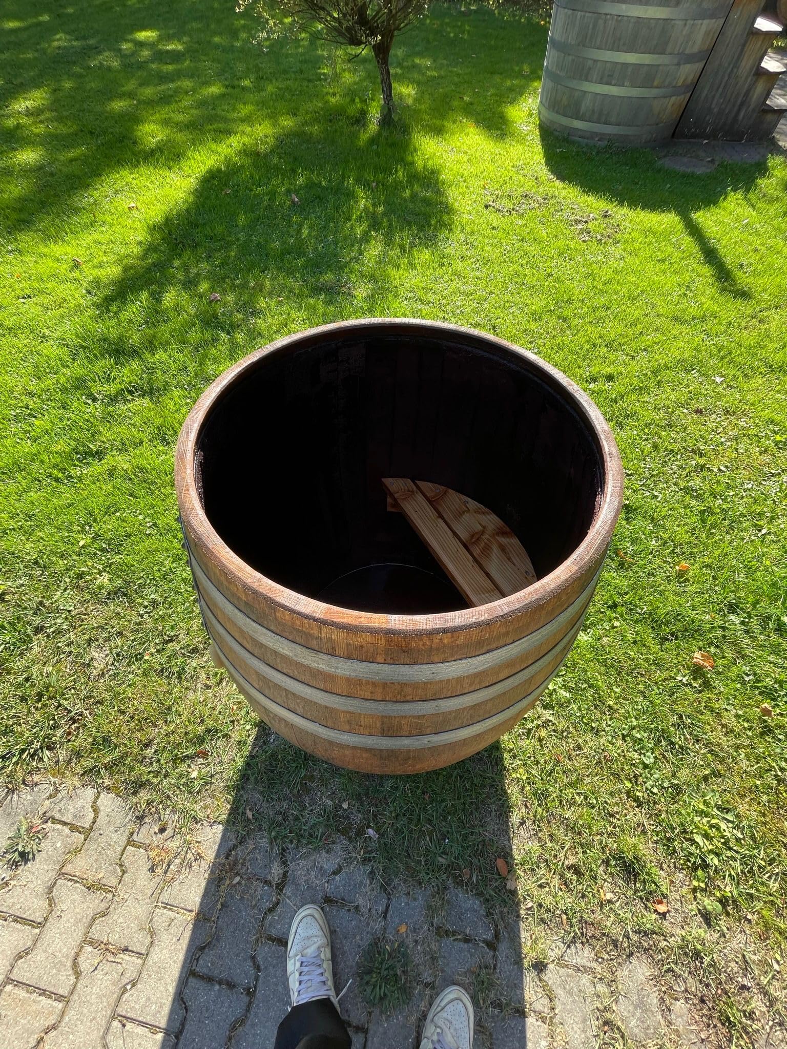 Tauchbecken 300 Liter Eisbad aus einem gebrauchten Weinfass, Saunatauchbecken optional geölt erhältlich, Deckel-Hahn-Lärchentreppe-Tauchfass, mit Deckel, Messinghahn ohne Treppe (TB400DeckelHahn)
